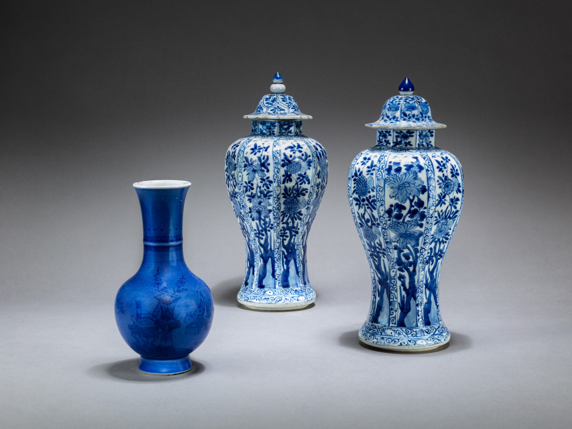 清康熙 青花八方將軍罐及灑藍地瓶 一組三件