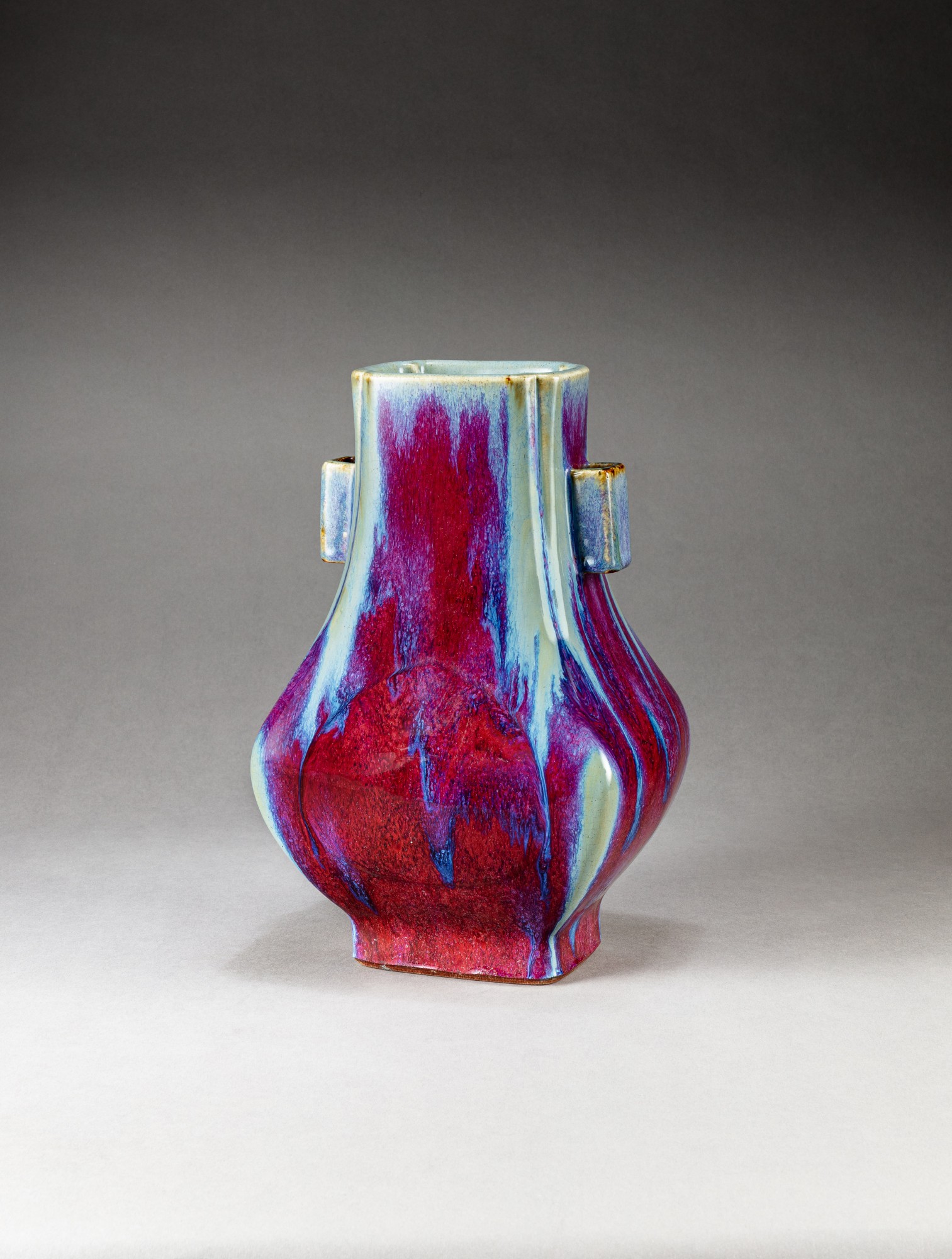 A flambé-glazed vase, fanghu — 清乾隆 窰變釉方壺 《大清乾隆年製》款
