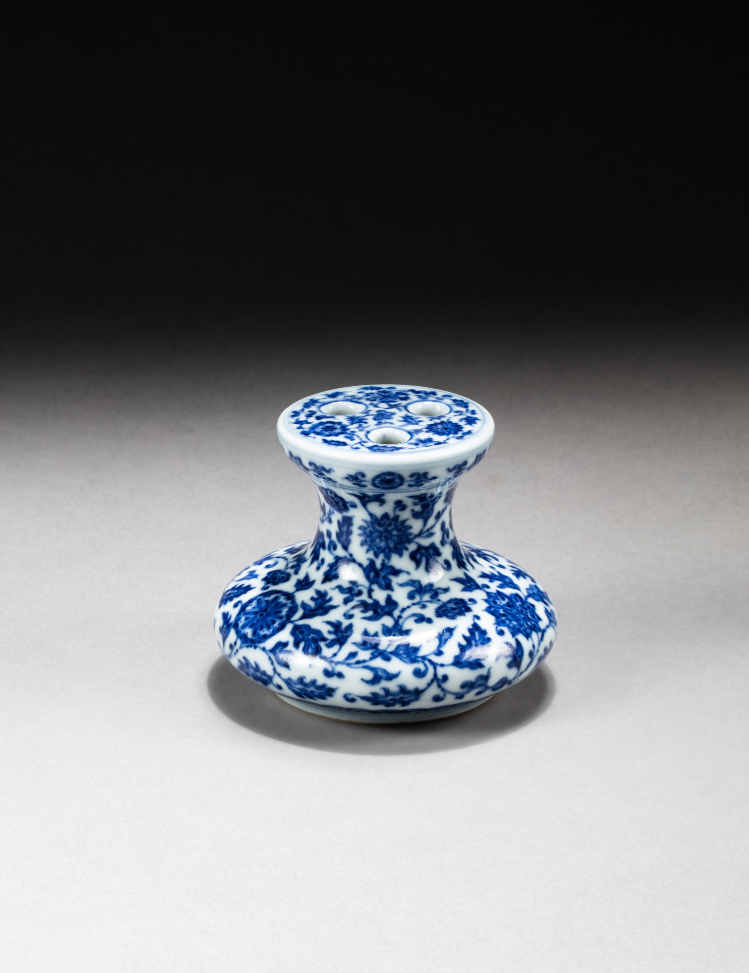 A small blue and white 'floral' vase — 清乾隆 青花花卉紋瓶 《大清乾隆年製》款