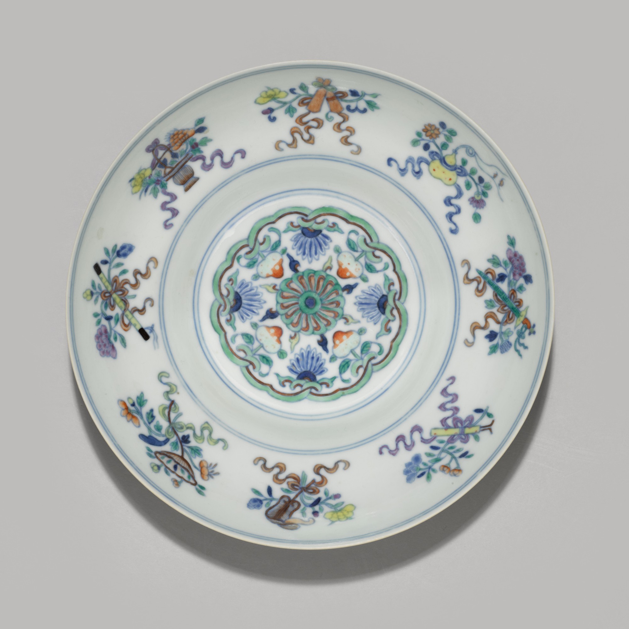 A doucai 'Eight immortals' ogee dish — 清道光 鬪彩纏枝花卉紋束腰盤 《大清道光年制》款