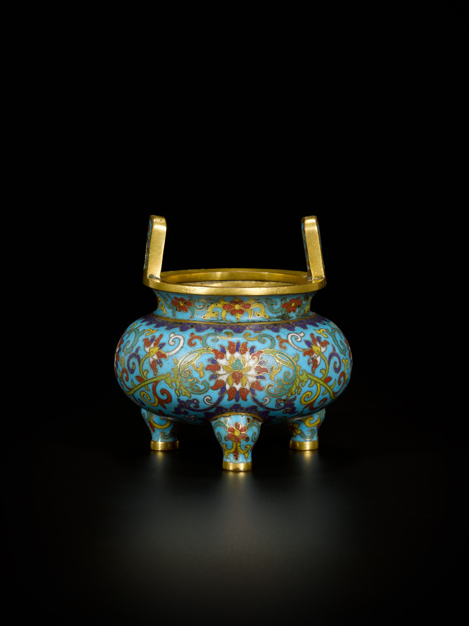 Unknown — 清乾隆 掐絲琺瑯蓮紋沖天耳三足爐 《乾隆年製 漢》