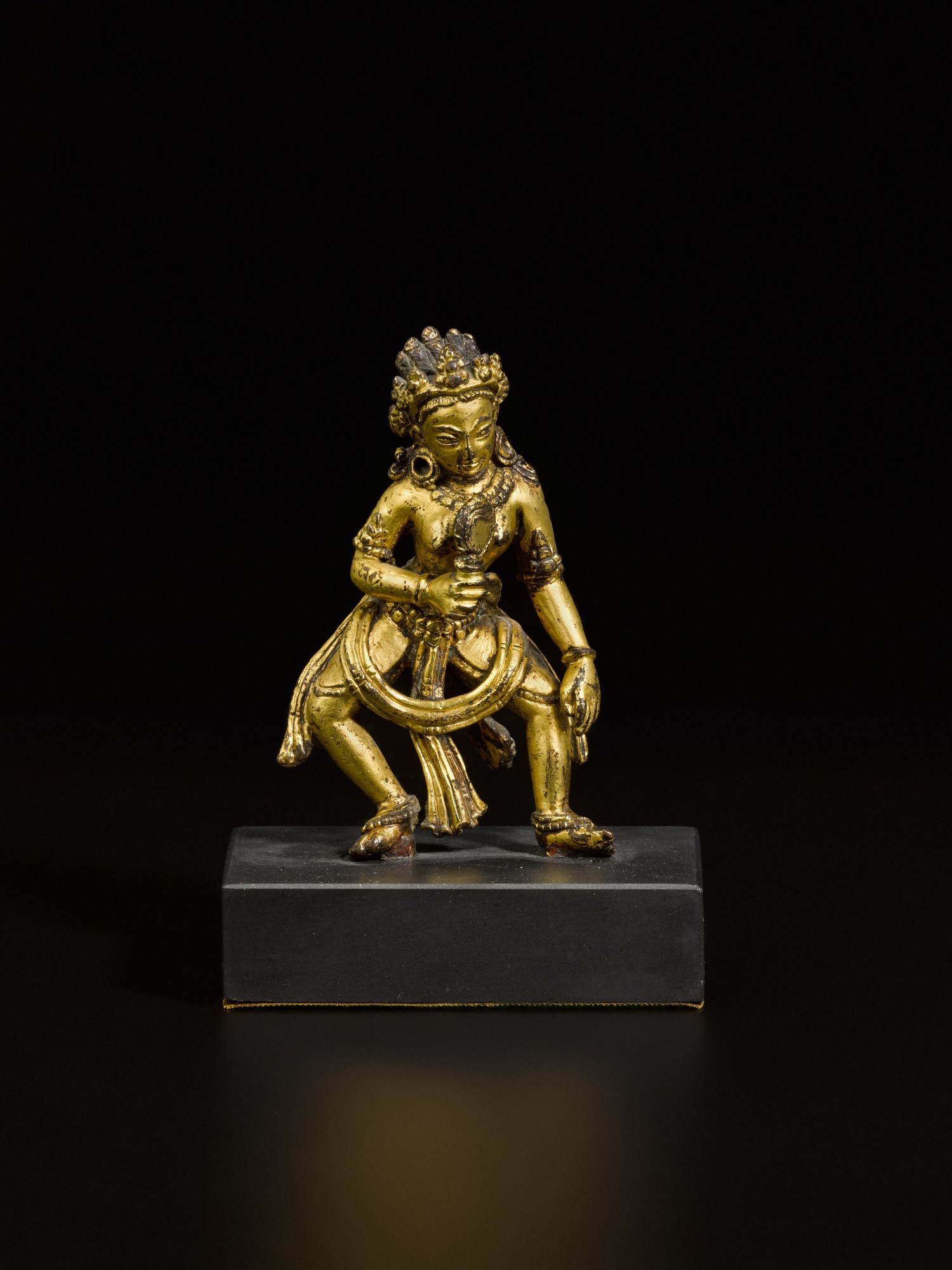 A small gilt-copper offering goddess — 尼泊爾 約十四世紀 鎏金銅女神立像