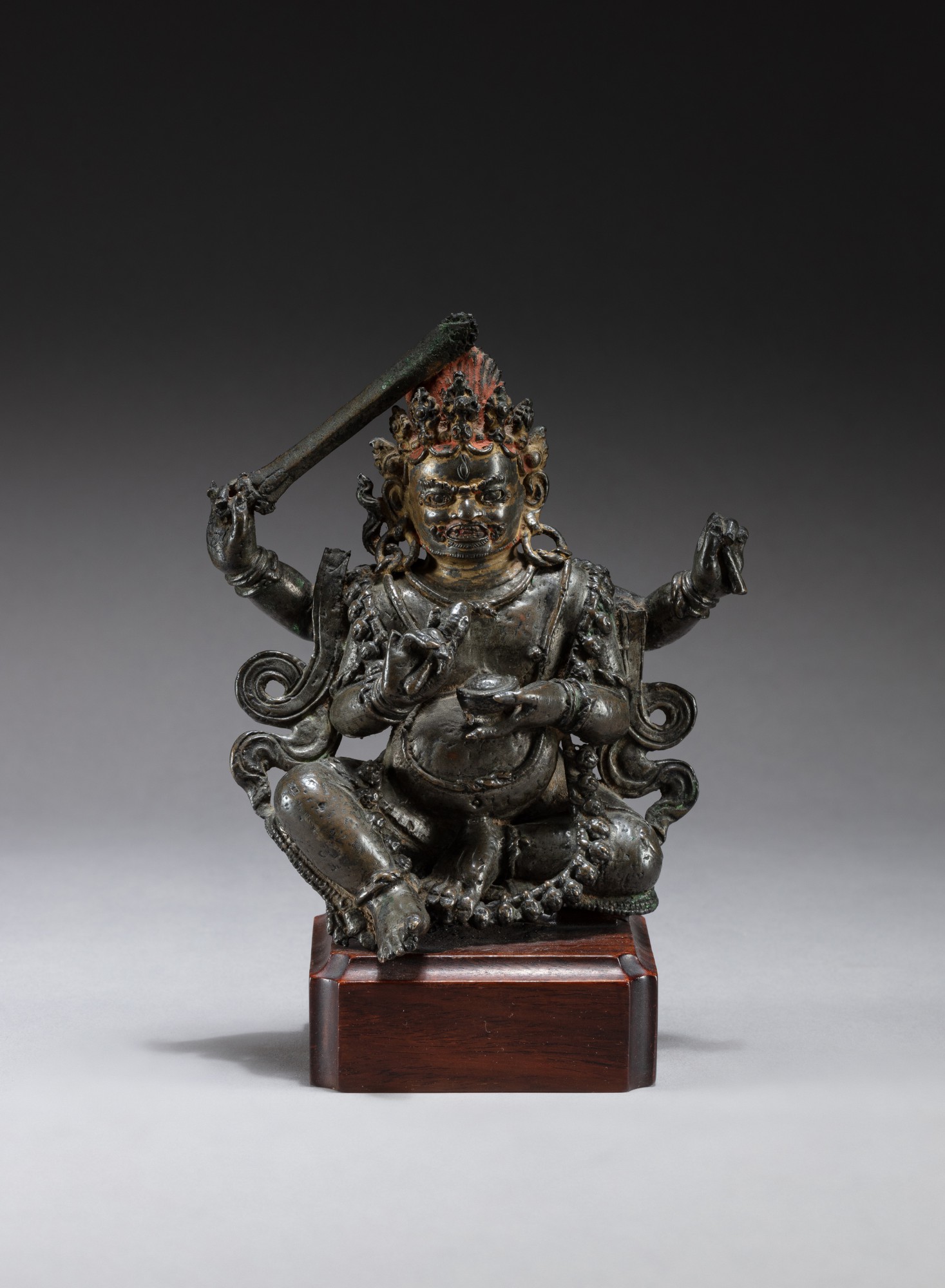 A bronze figure of Mahakala — 西藏 十六至十七世紀 銅大黑天坐像