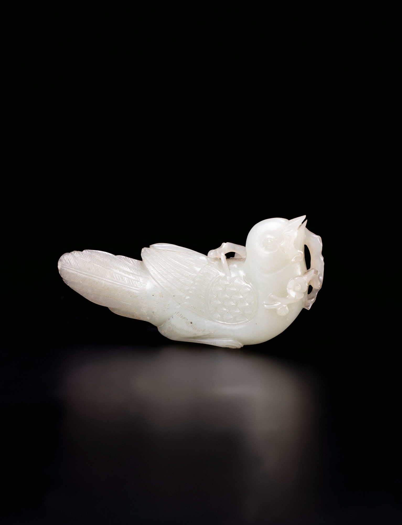 A pale celadon jade songbird — 清乾隆 青白玉鳥把件