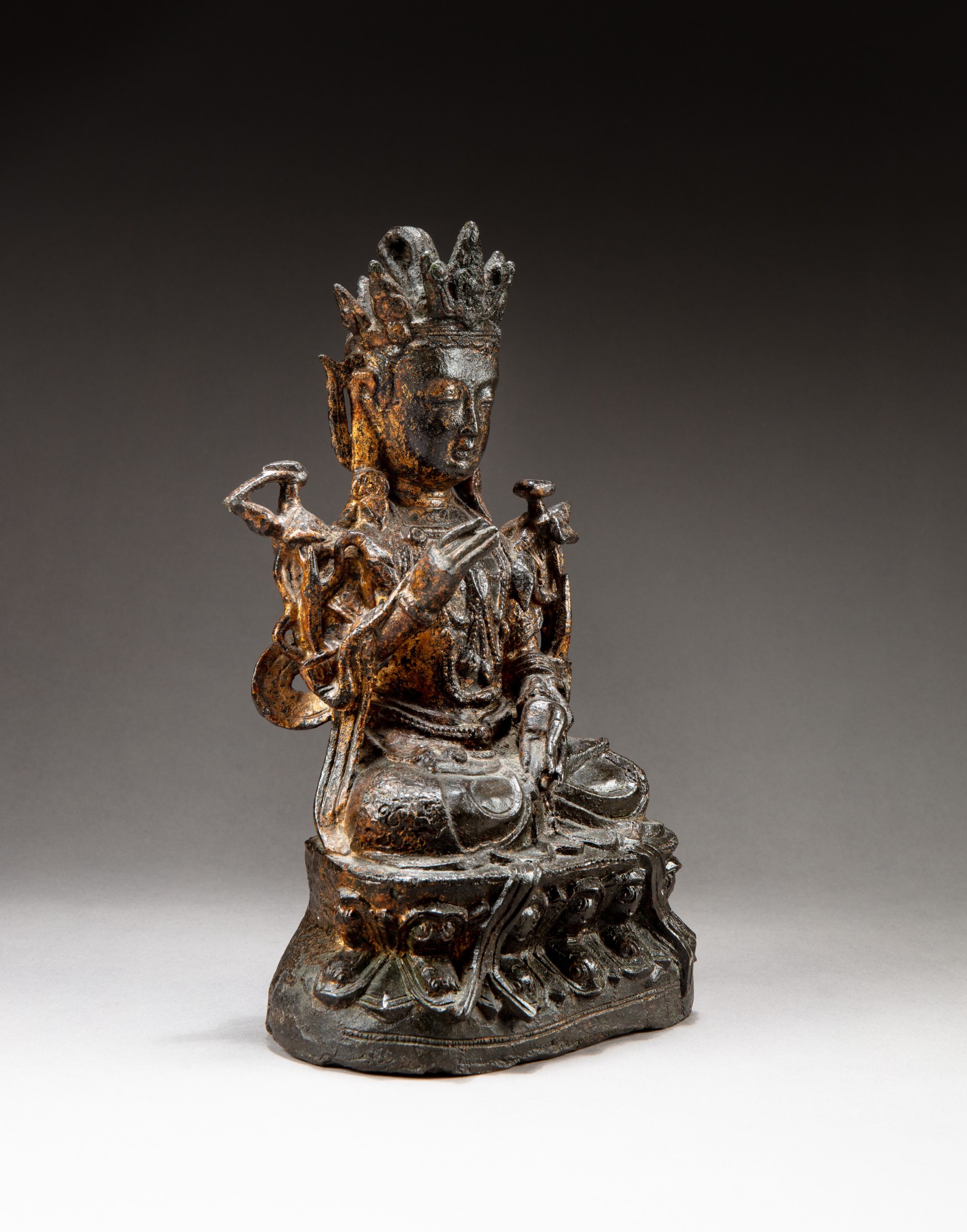 A lacquered bronze figure of a Bodhisattva — 明十六至十七世紀 漆銅菩薩坐像