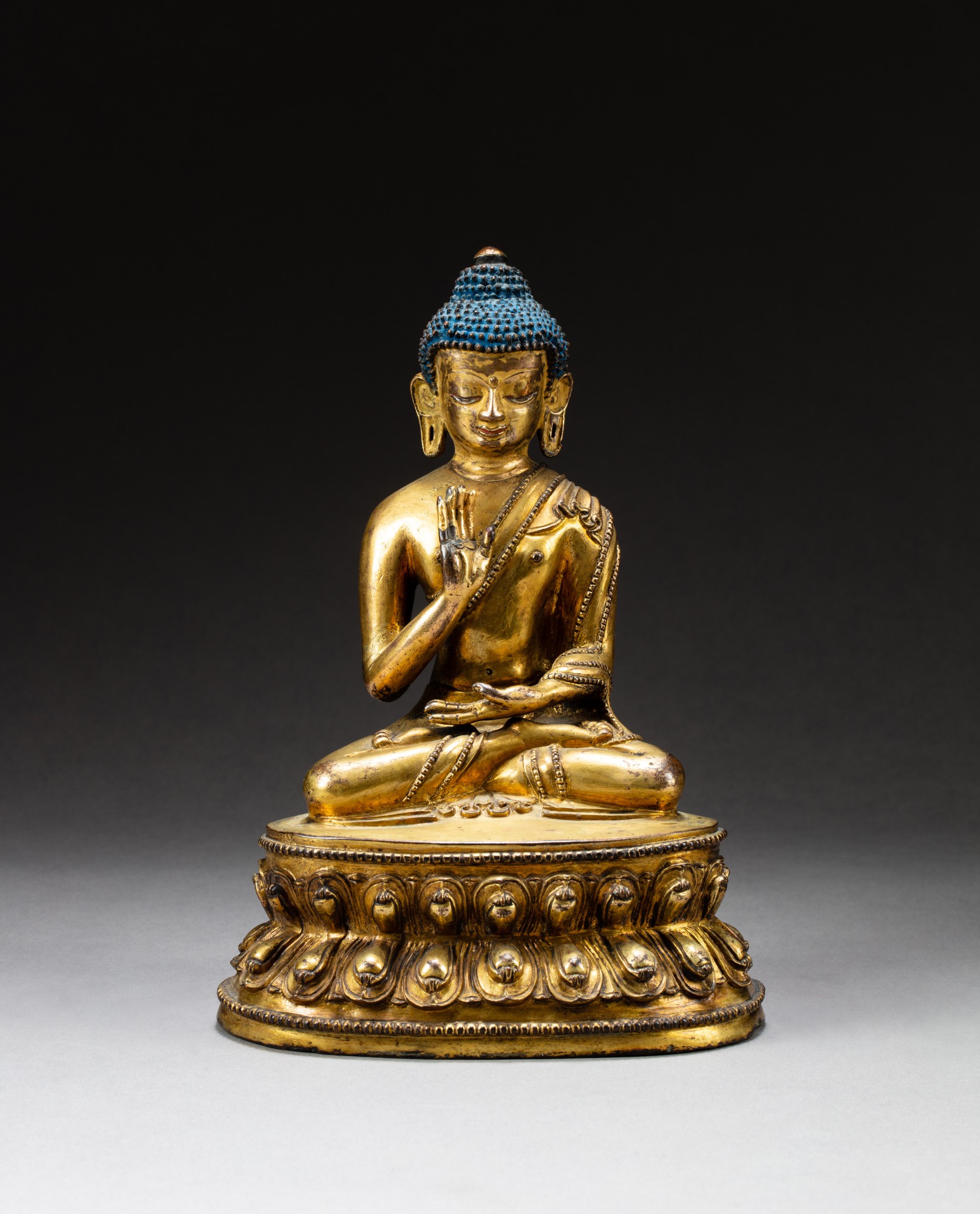 Unknown (Historical) — 西藏 約十七世紀 鎏金銅合金釋迦牟尼佛坐像