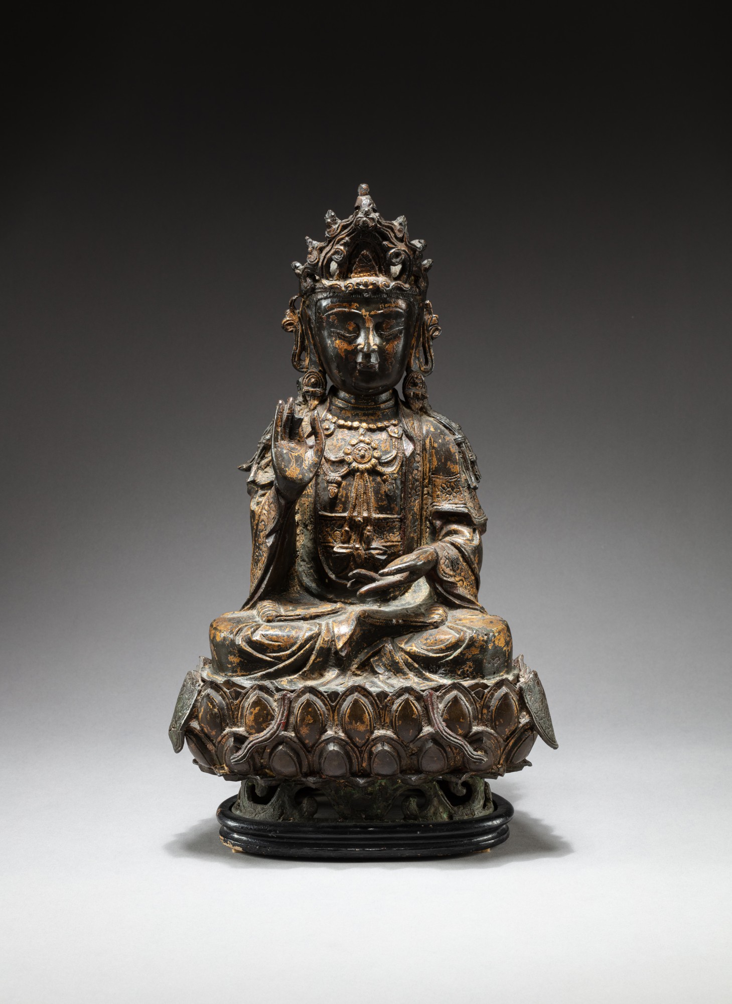 A bronze figure of a bodhisattva — 明十七世紀 銅菩蕯坐像