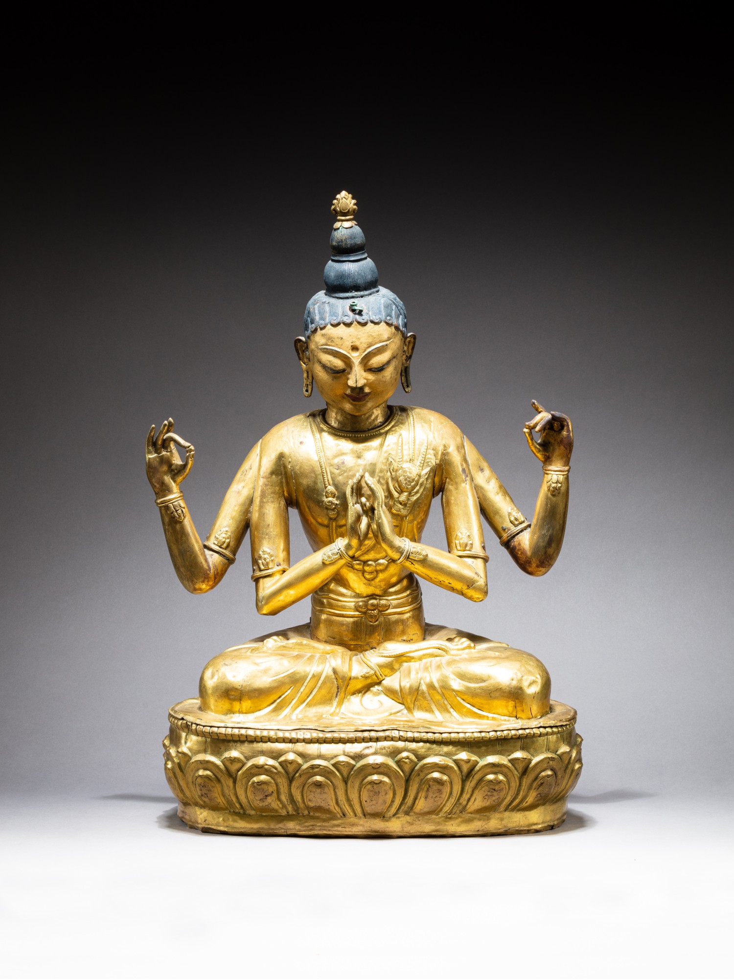 Unknown — 西藏 十八世紀 鎏金銅合金四臂觀世音菩薩坐像