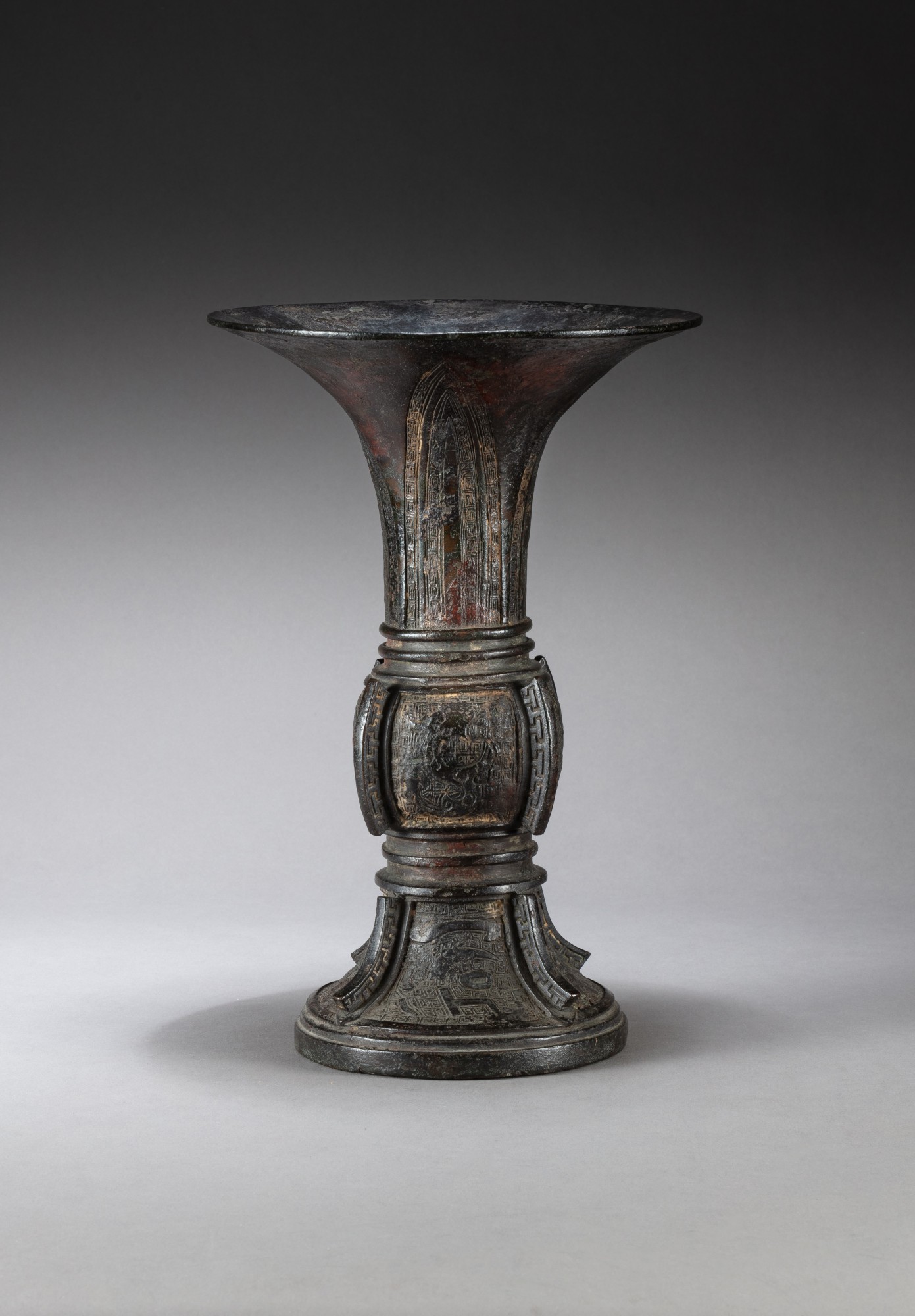 Unknown — 十七至十八世紀 銅仿古紋出㦸花觚
