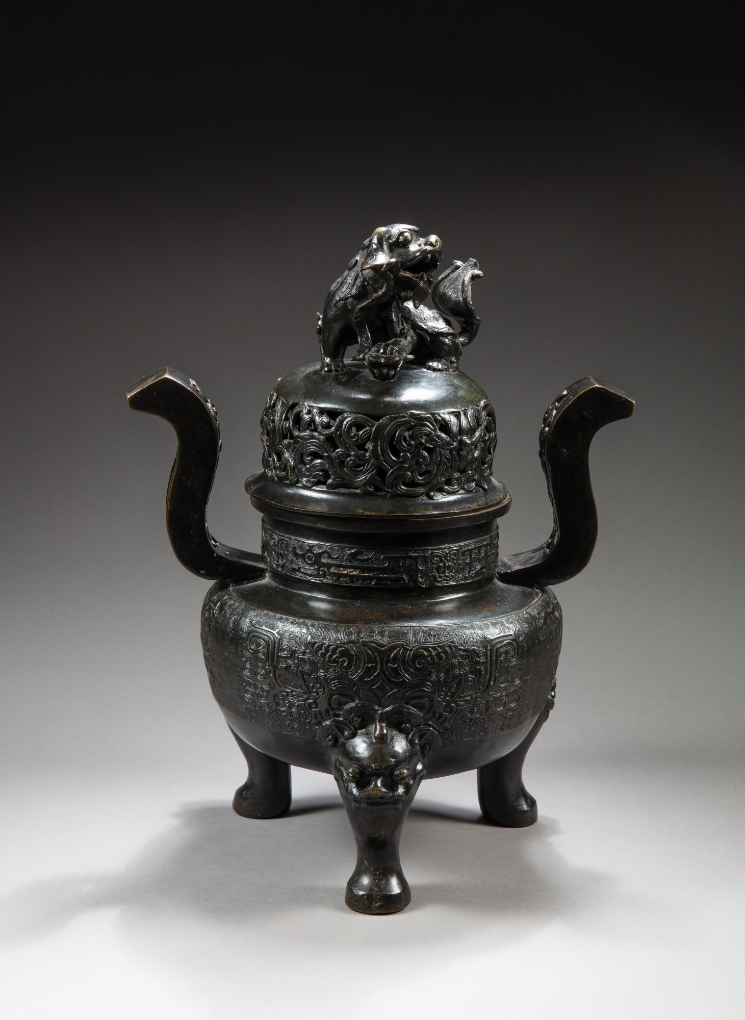 An impressive bronze tripod incense burner — 明十六至十七世紀 銅獅鈕朝冠耳三足爐 《大明宣德年製》仿款