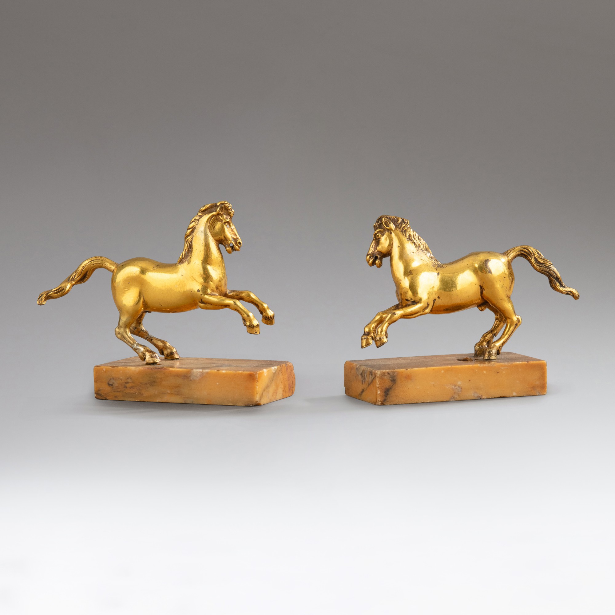 Italian, in 17th century style — Paire de chevaux cabrés