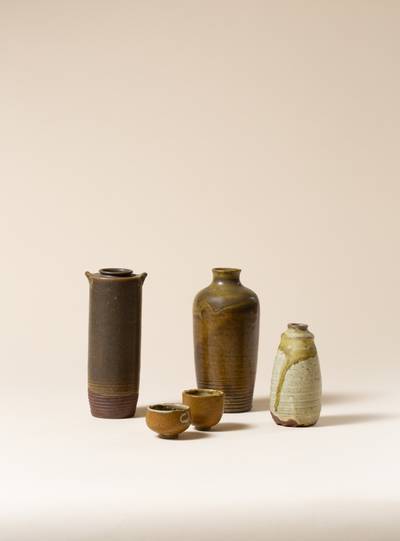 Trois vases et deux coupes