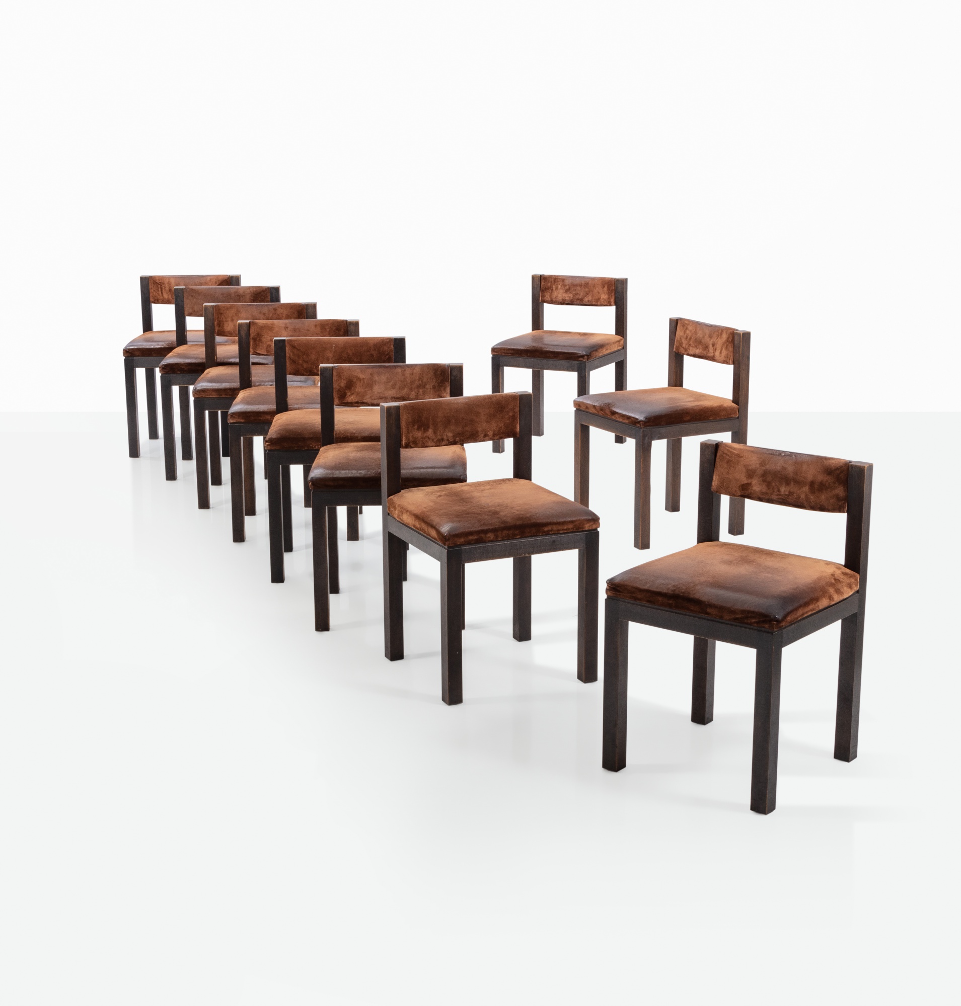 Suite de dix chaises à dossier mobile