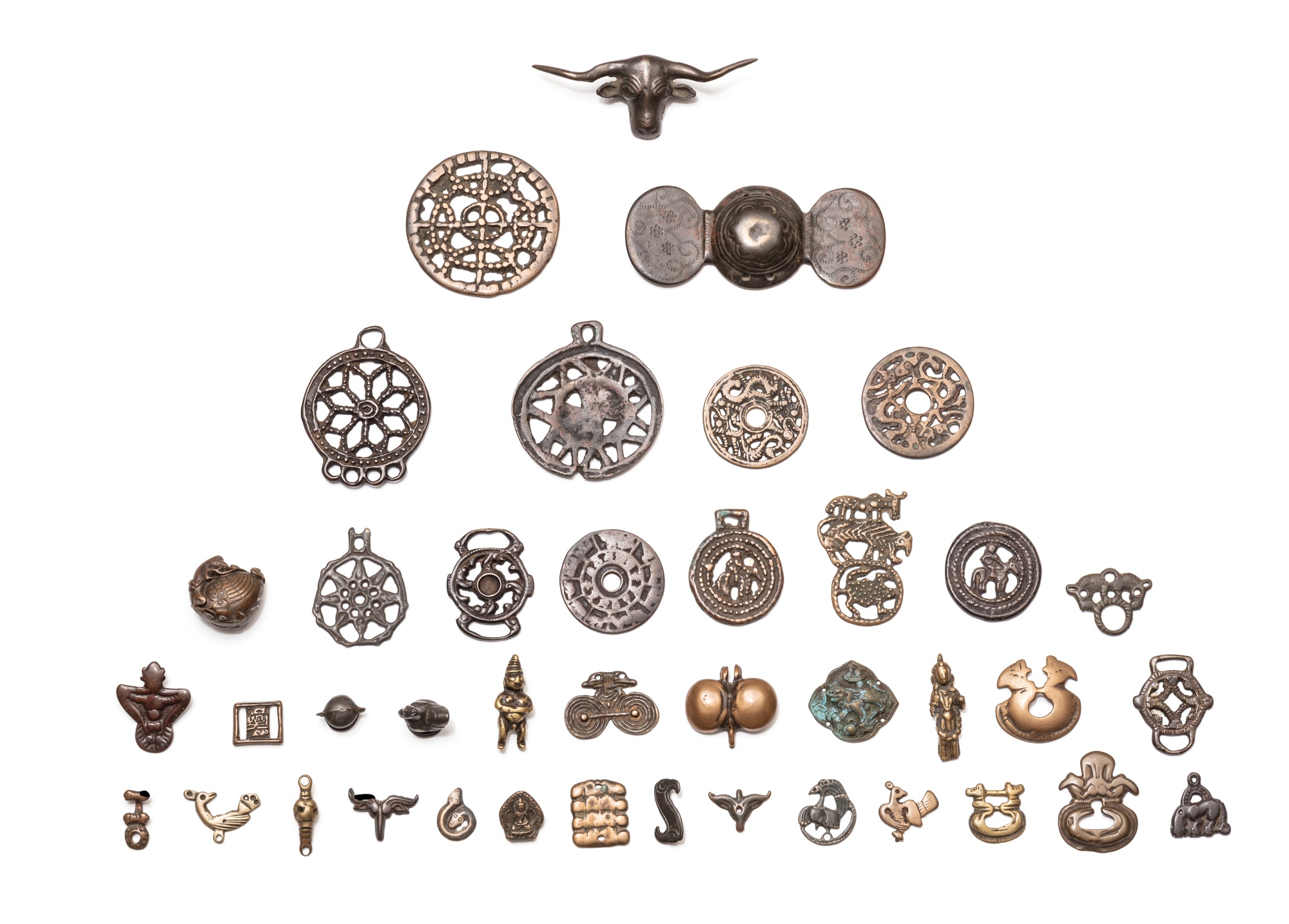 A study collection of forty ornaments, Thokcha, Himalayan regions, Central Asia and China, 11th/17th century — 喜馬拉雅地區，中亞，中國 十一至十七世紀 托查一組四十件