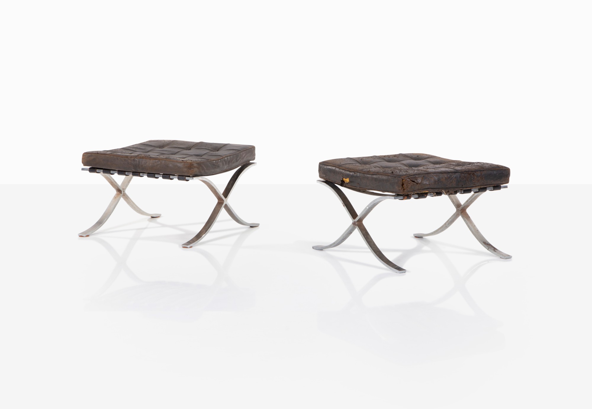 Paire de Tabourets Barcelona MR 80, le modèle créé en 1929