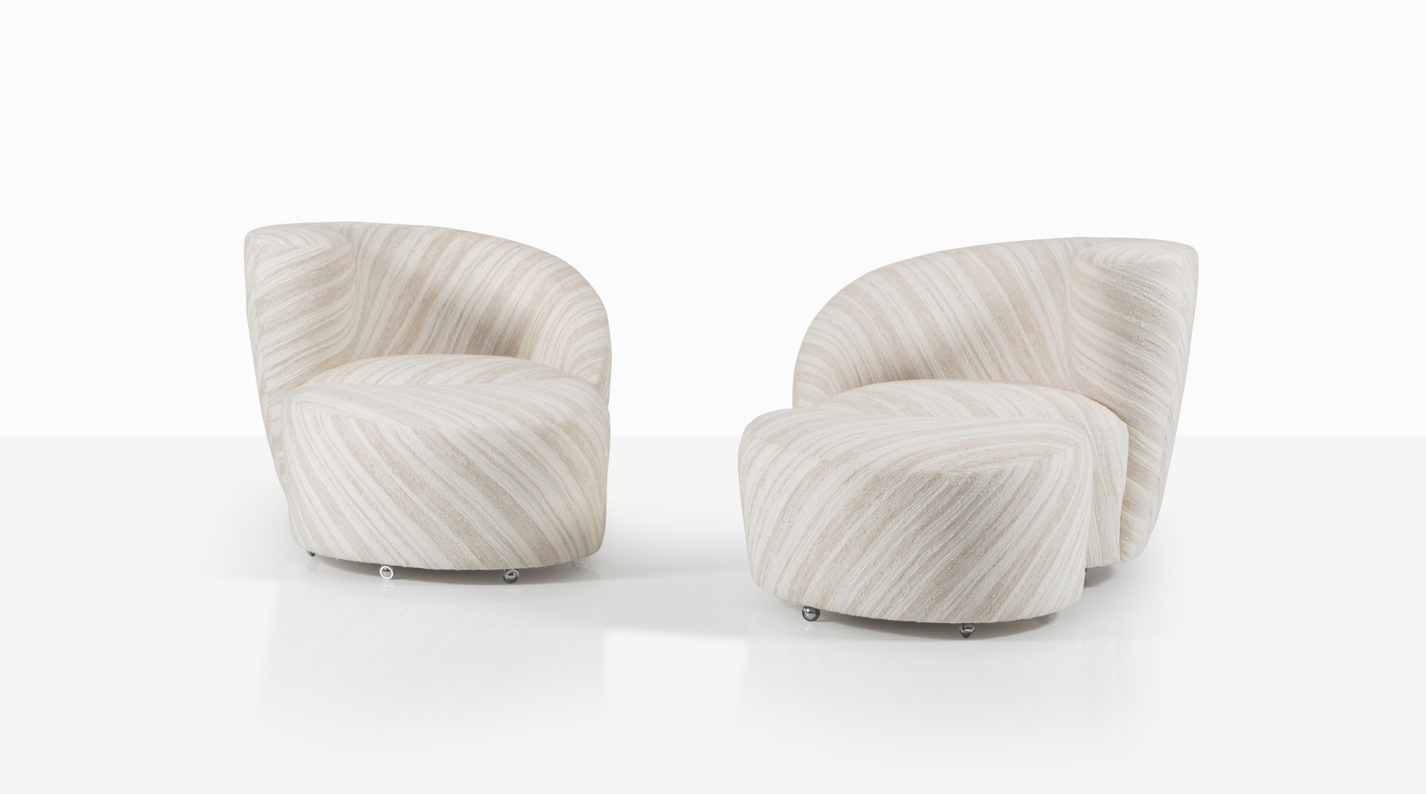 After Vladimir Kagan — Paire de fauteuils Nautilus et leurs ottomans, le modèle créé en 2001 