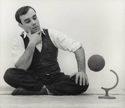 La Terre en Lévitation (or La Terre bleue)