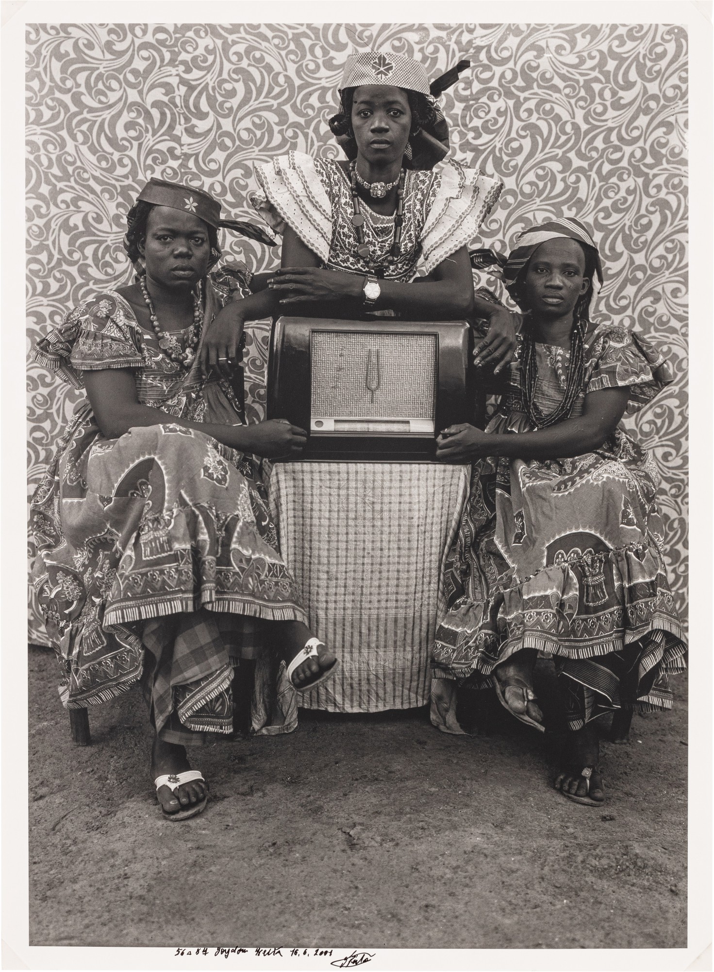 Seydou Keïta — Portrait de femmes avec radio