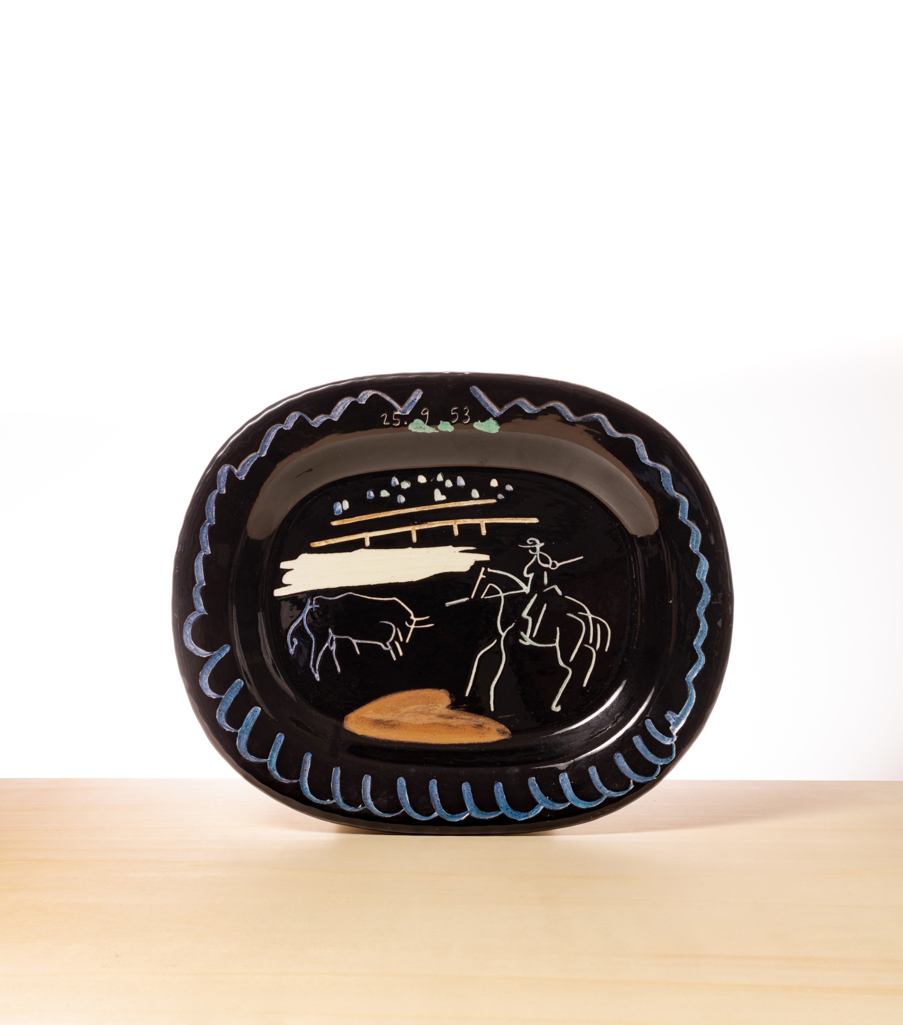 Pablo Picasso — Plat corrida sur fond noire (A.R.198) 