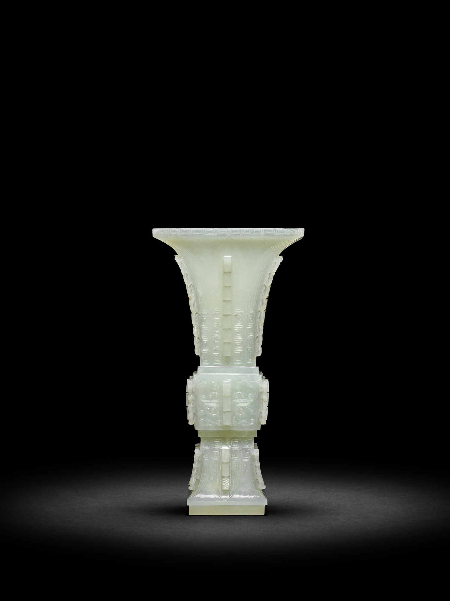 A white jade archaistic vase, fanggu — 清十八至十九世紀 白玉仿古饕餮紋方觚