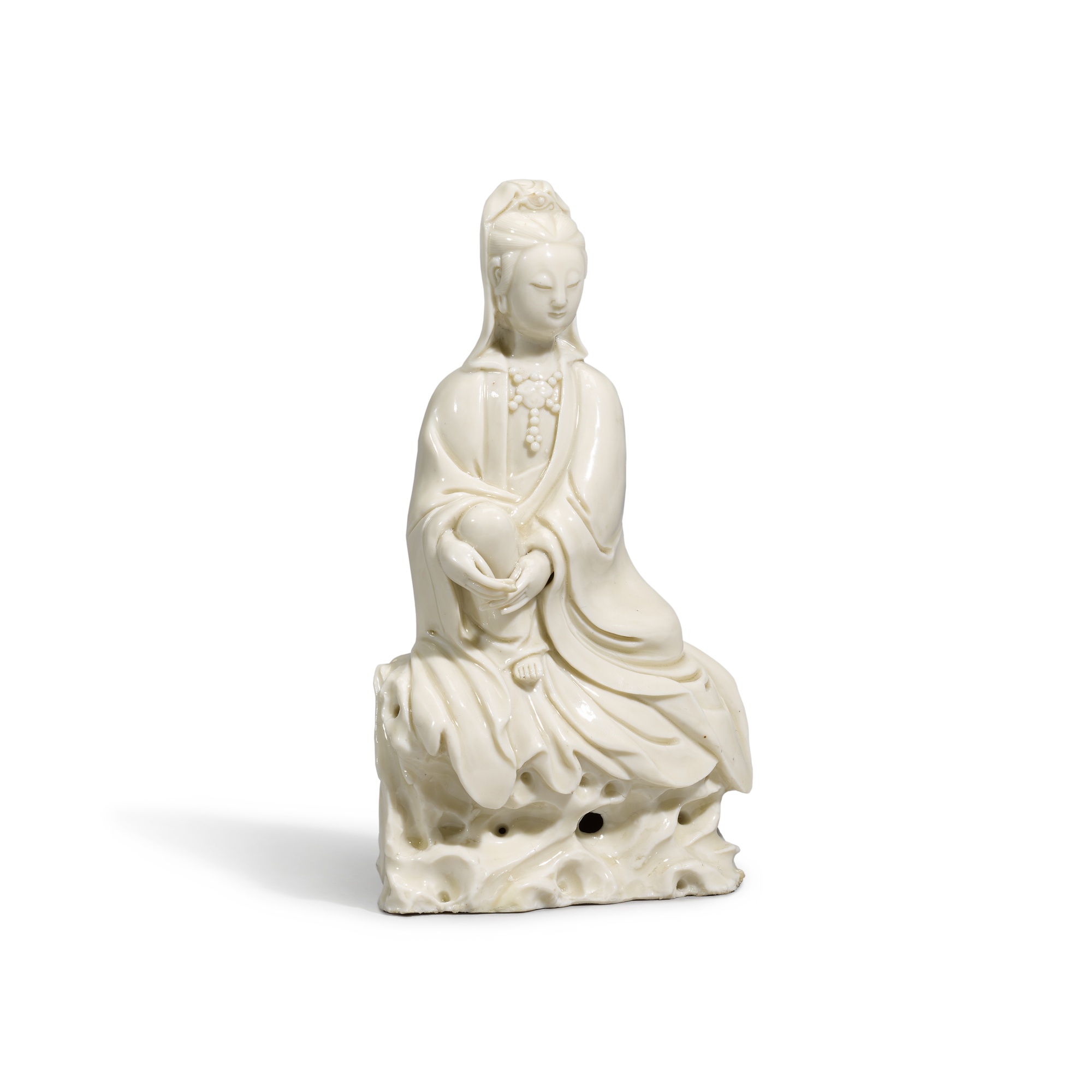 A blanc de Chine Guanyin — 明十七世紀 德化白釉觀音菩薩坐像