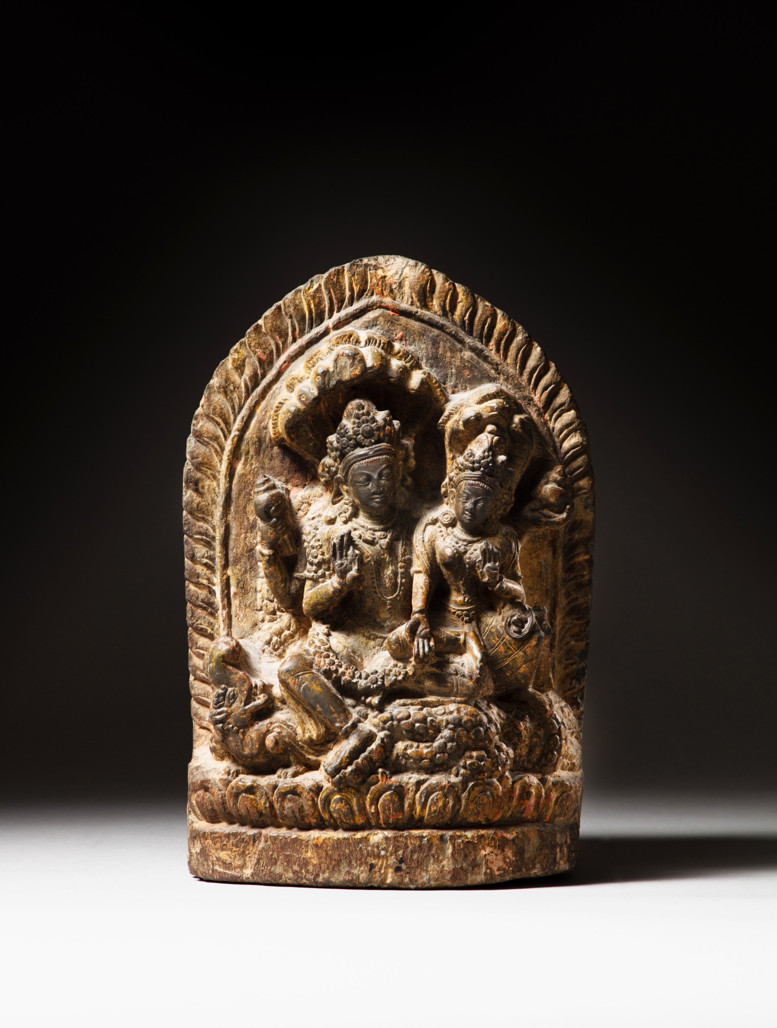 A stone seated figure of Varuni and Varuna — 尼泊爾 約十七世紀 伐樓拿及梵瑠尼石雕坐像