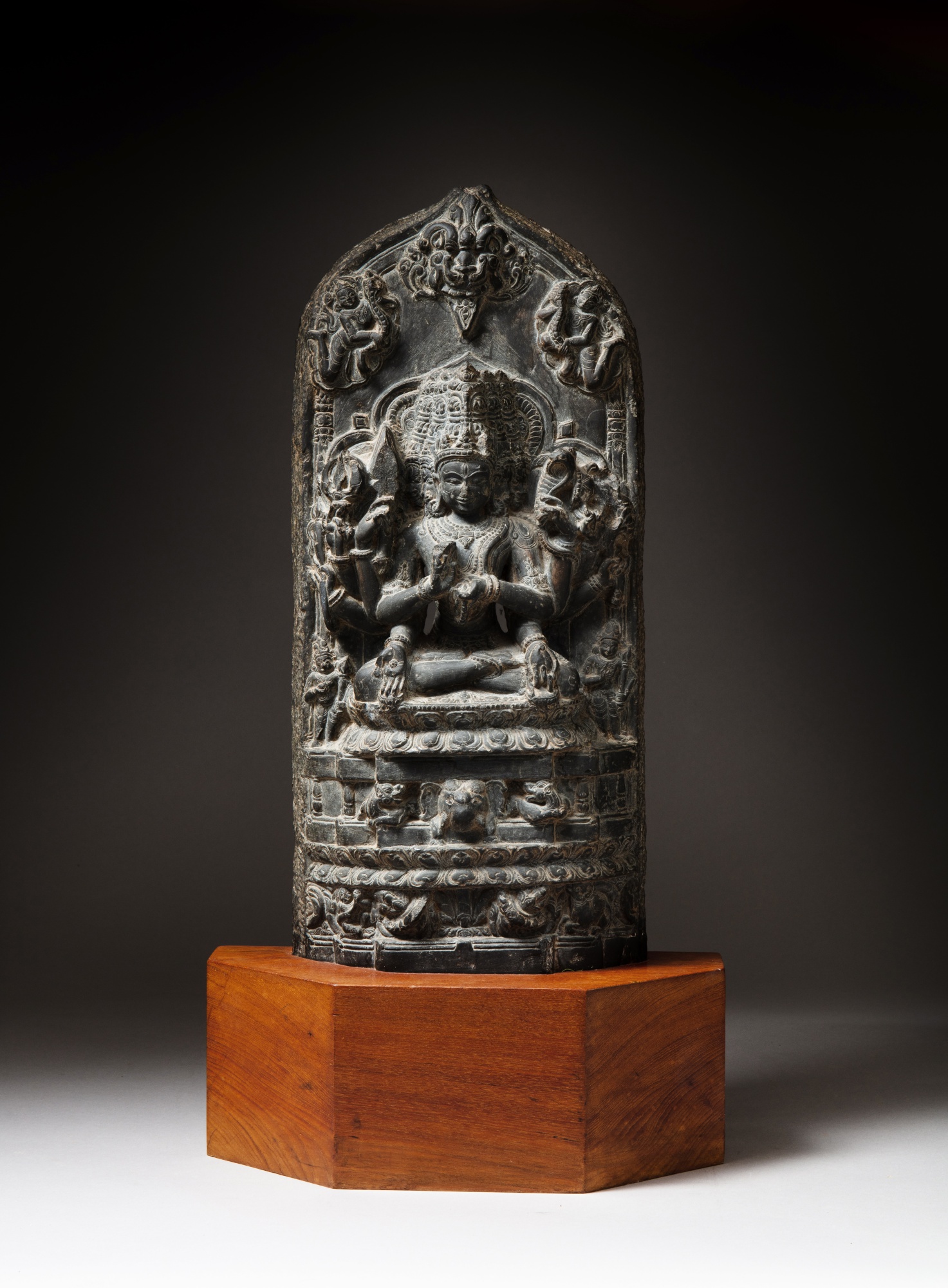 A black stone stele depicting Sadashiva — 東印度 拉帕王朝十一至十二世紀 黑石雕薩達希瓦坐像