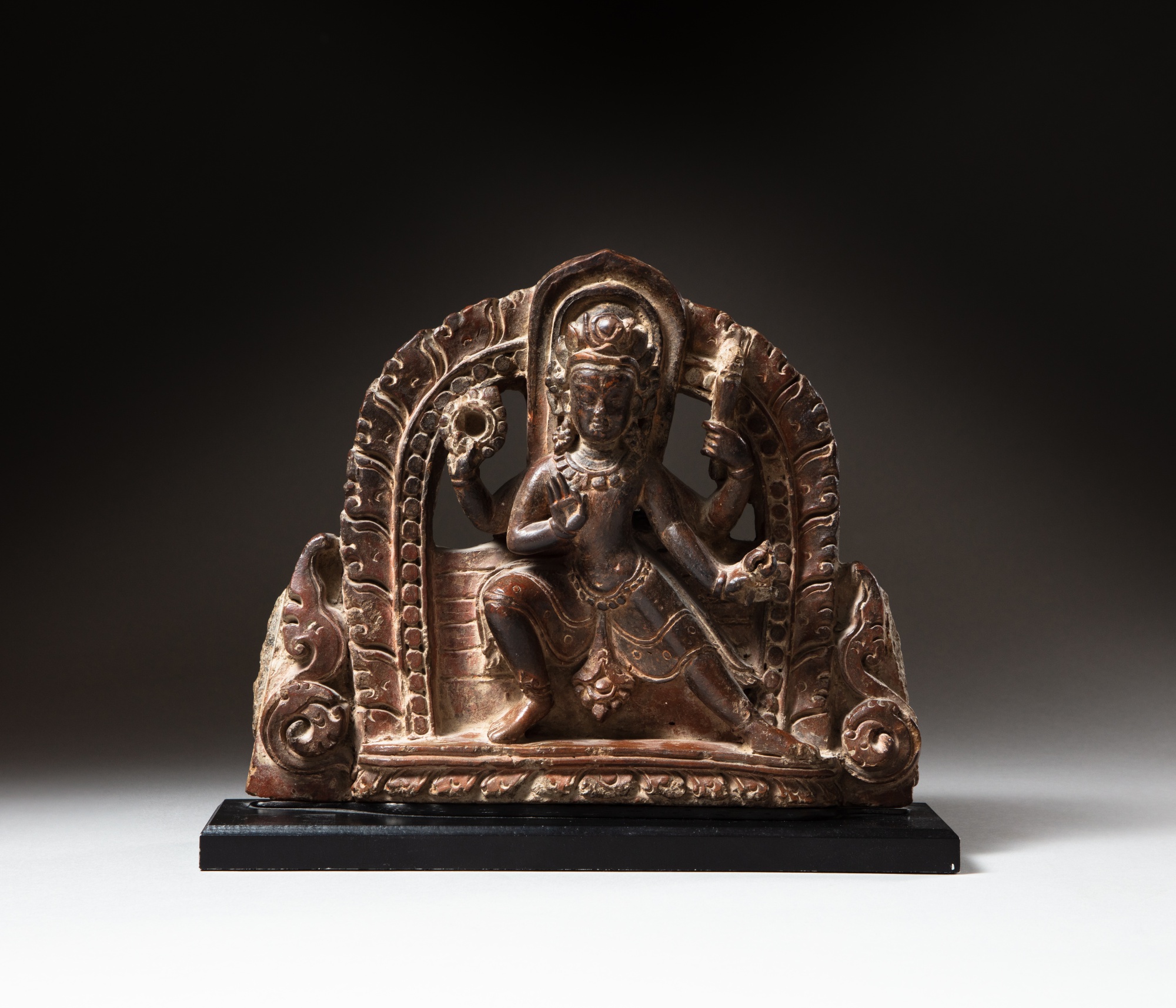 A terracotta figure of Vishnu — 尼泊爾 十四至十五世紀 陶毗濕奴立像