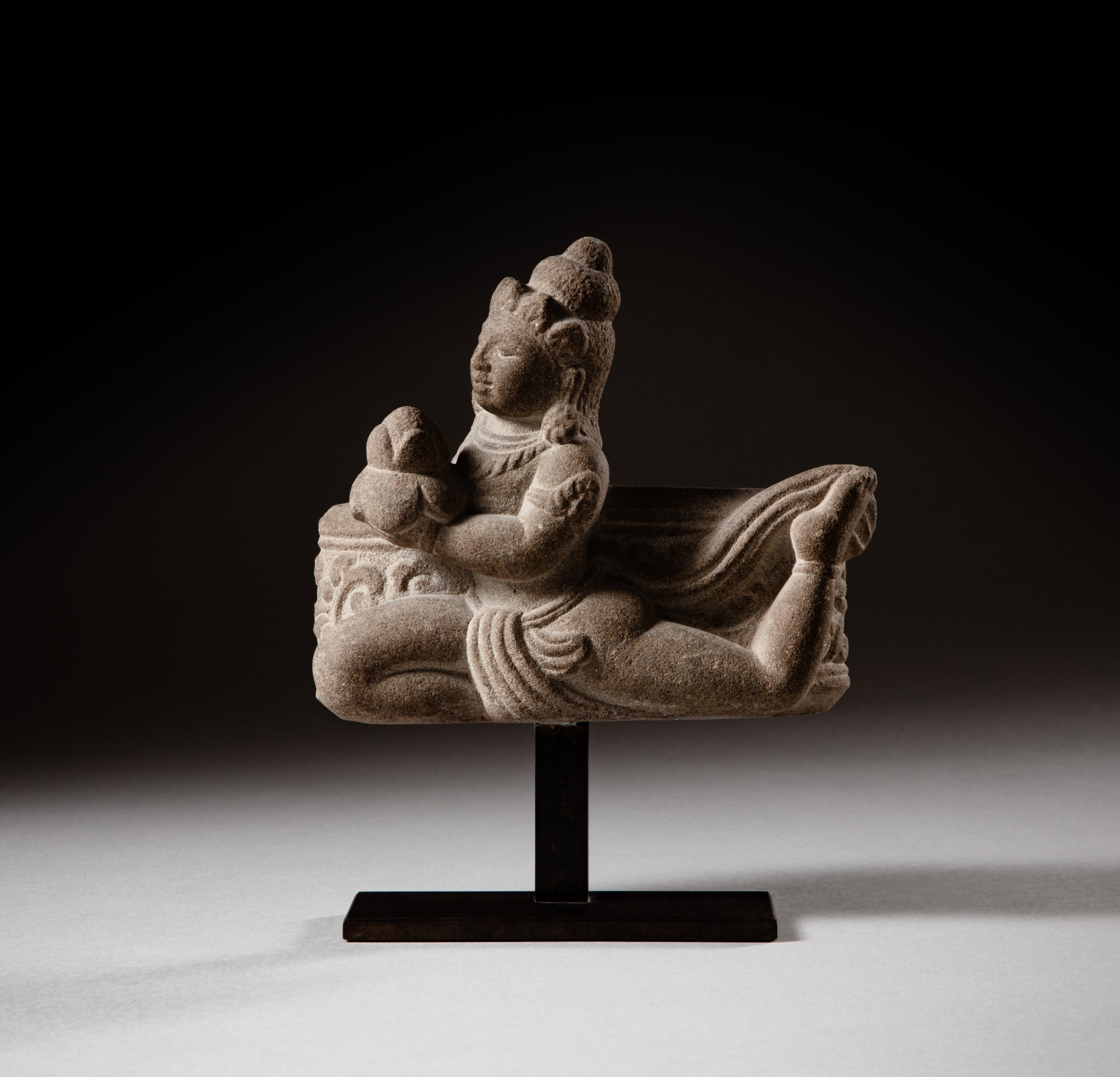 A stone figure of an apsara — 占城 約十世紀 石雕飛天像