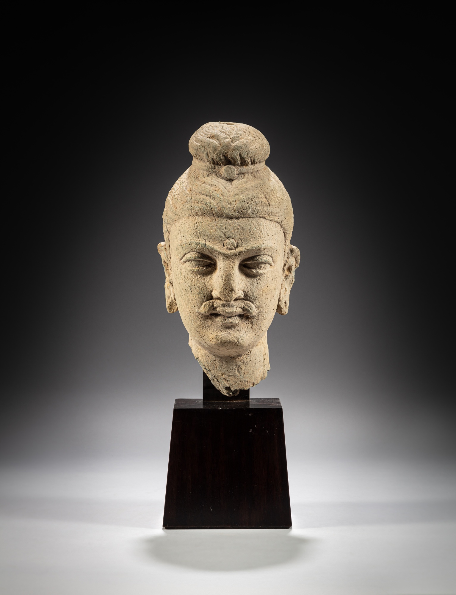 A stone head of Buddha — 犍陀羅 或斯瓦特河谷 貴霜王朝約二世紀 石雕佛首像