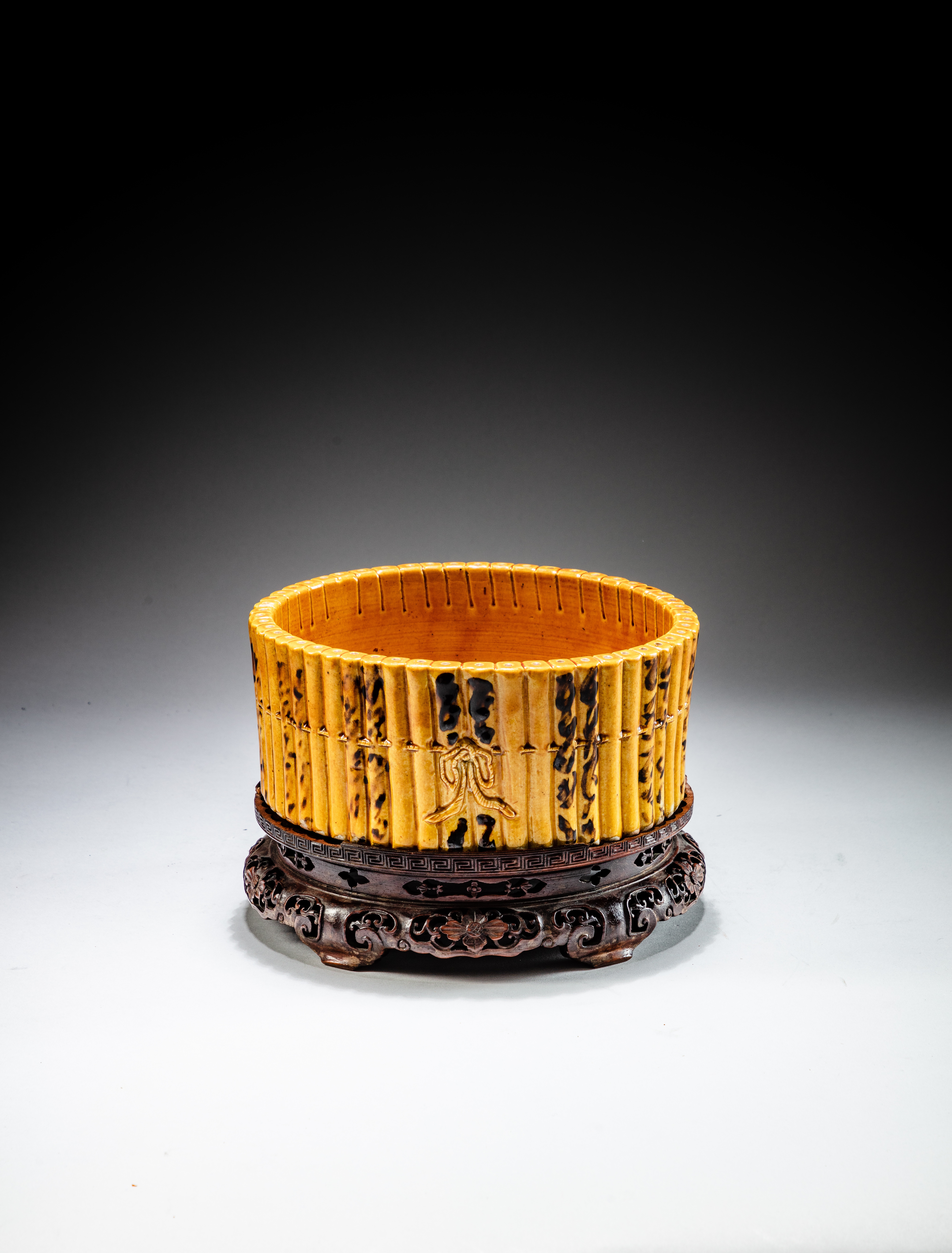 A yellow-glazed 'bamboo' washer — 清十八至十九世紀 黃釉竹節洗