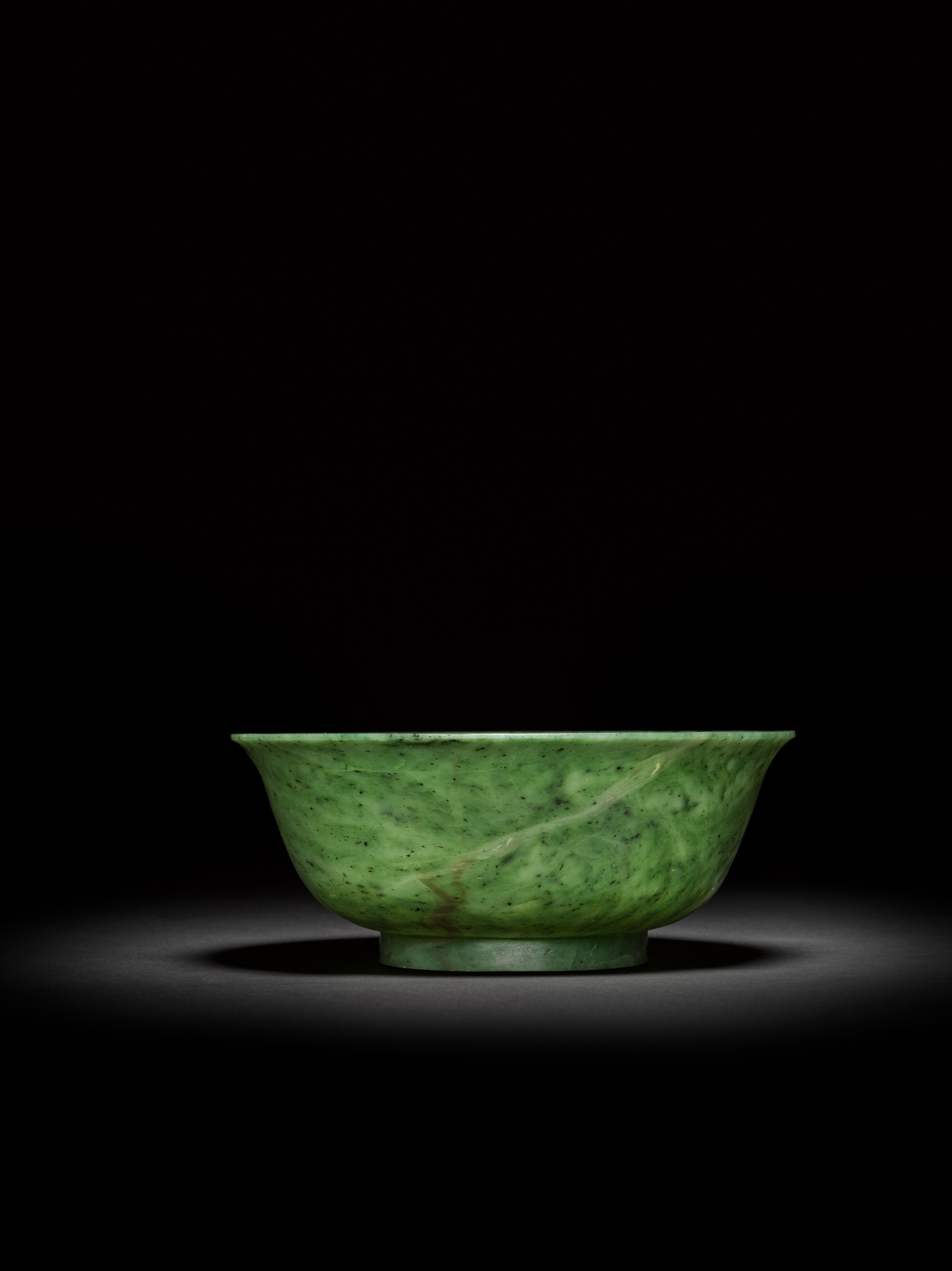 A large spinach-green jade bowl — 清十八世紀 碧玉大盌