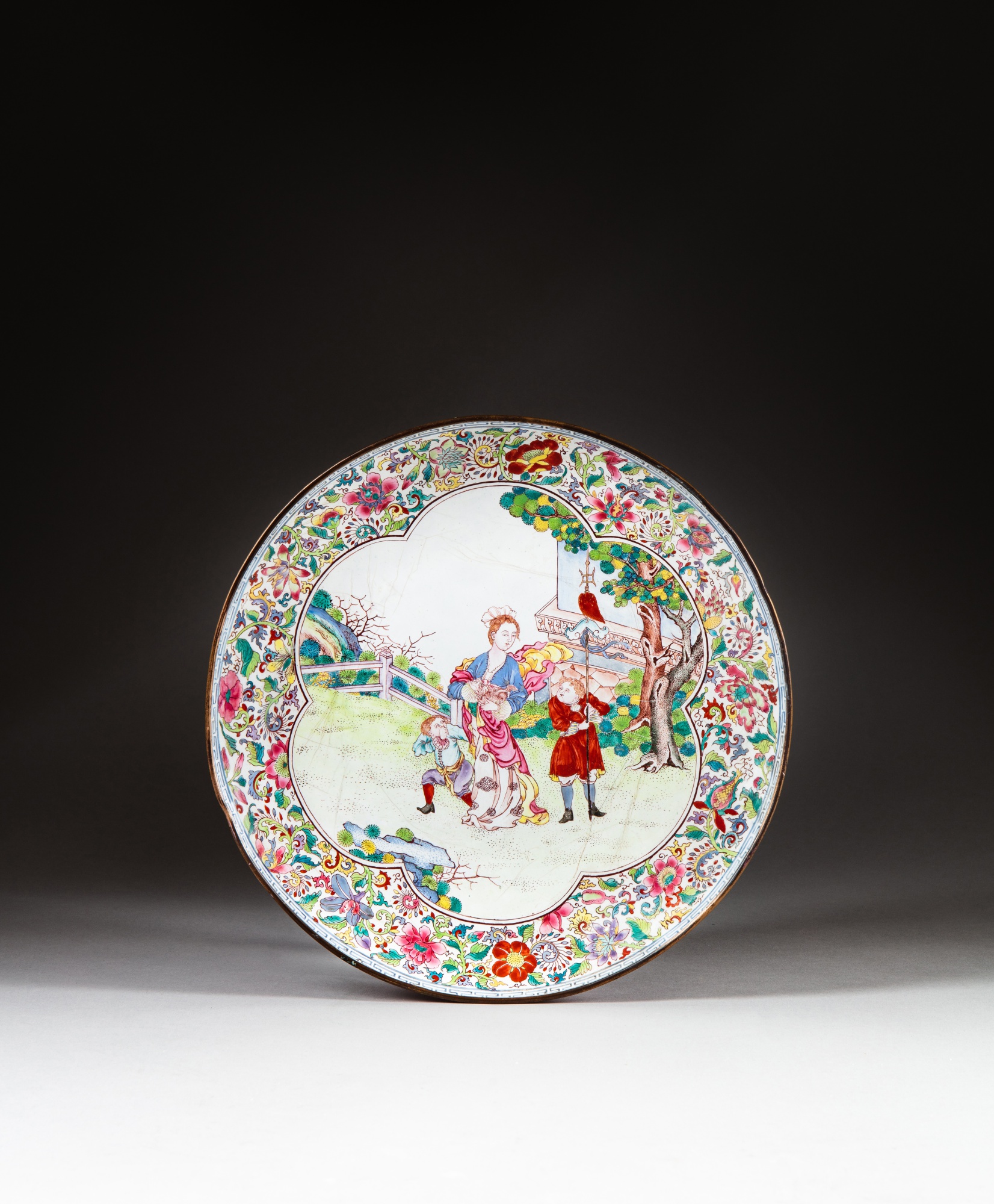 Unknown — 清乾隆 銅胎畫琺瑯花卉紋西洋人物圖盤