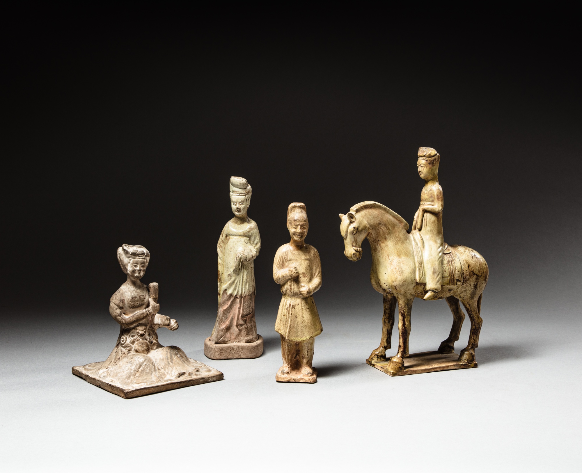 A group of four pottery figures — 唐 陶俑一組四件