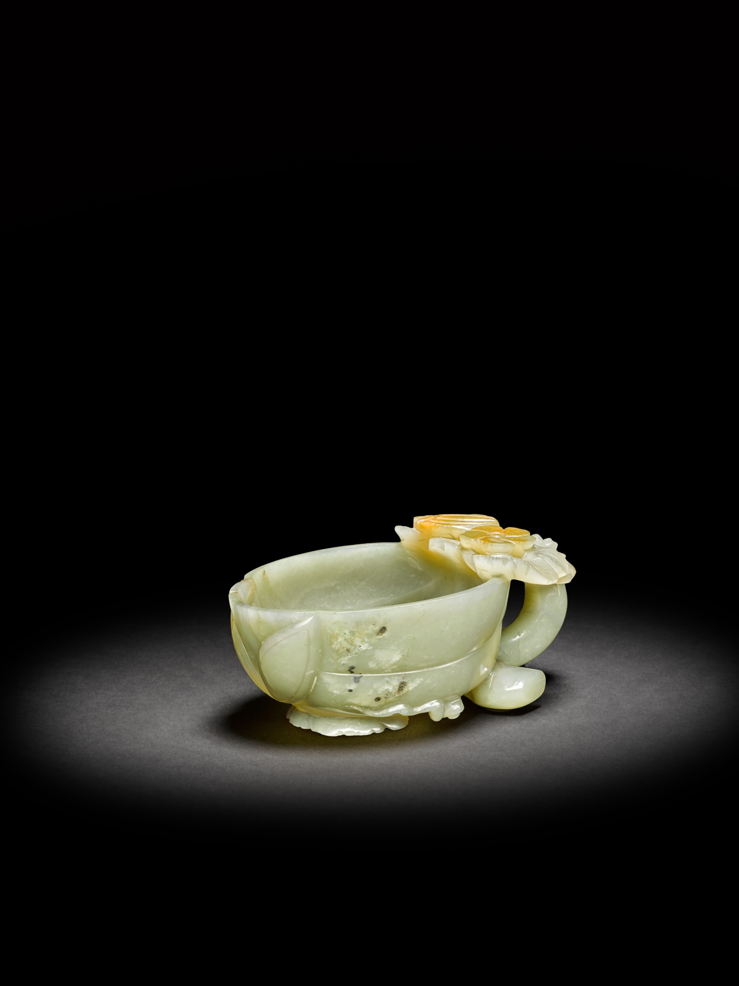 A celadon and russet jade 'melon' cup — 元至明 青白玉雕瓜瓞綿綿杯