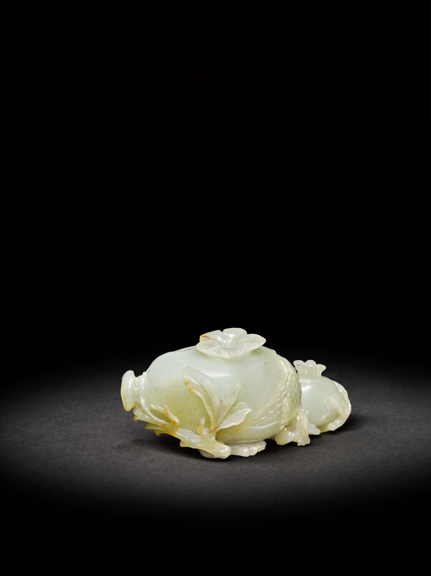 A celadon jade 'pomegranate' group — 清十八世紀 青白玉多子多福紋擺件