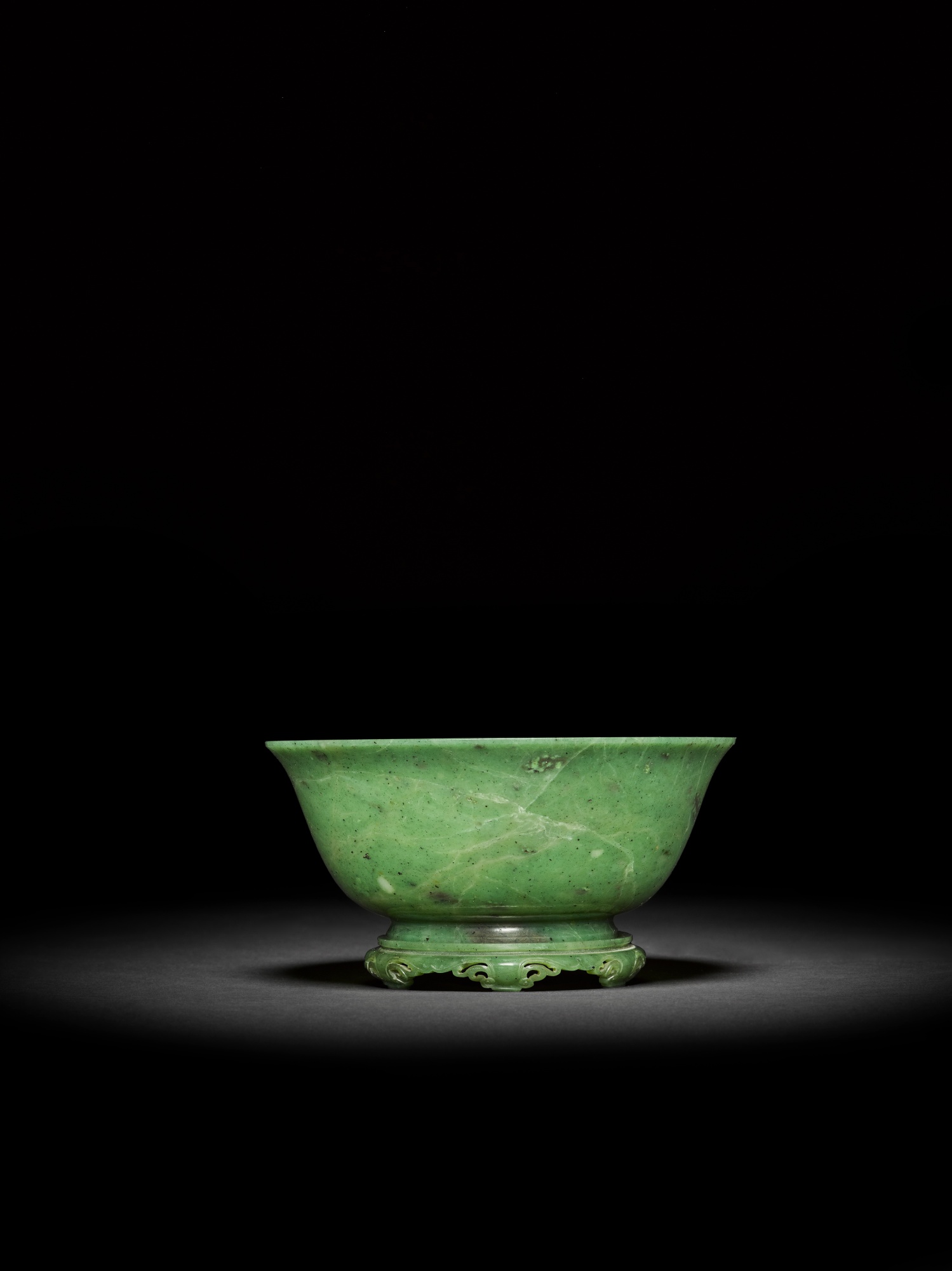 A Khotan green jade bowl and stand — 清十八世紀 和闐青玉素撇口盃連菊瓣紋座
