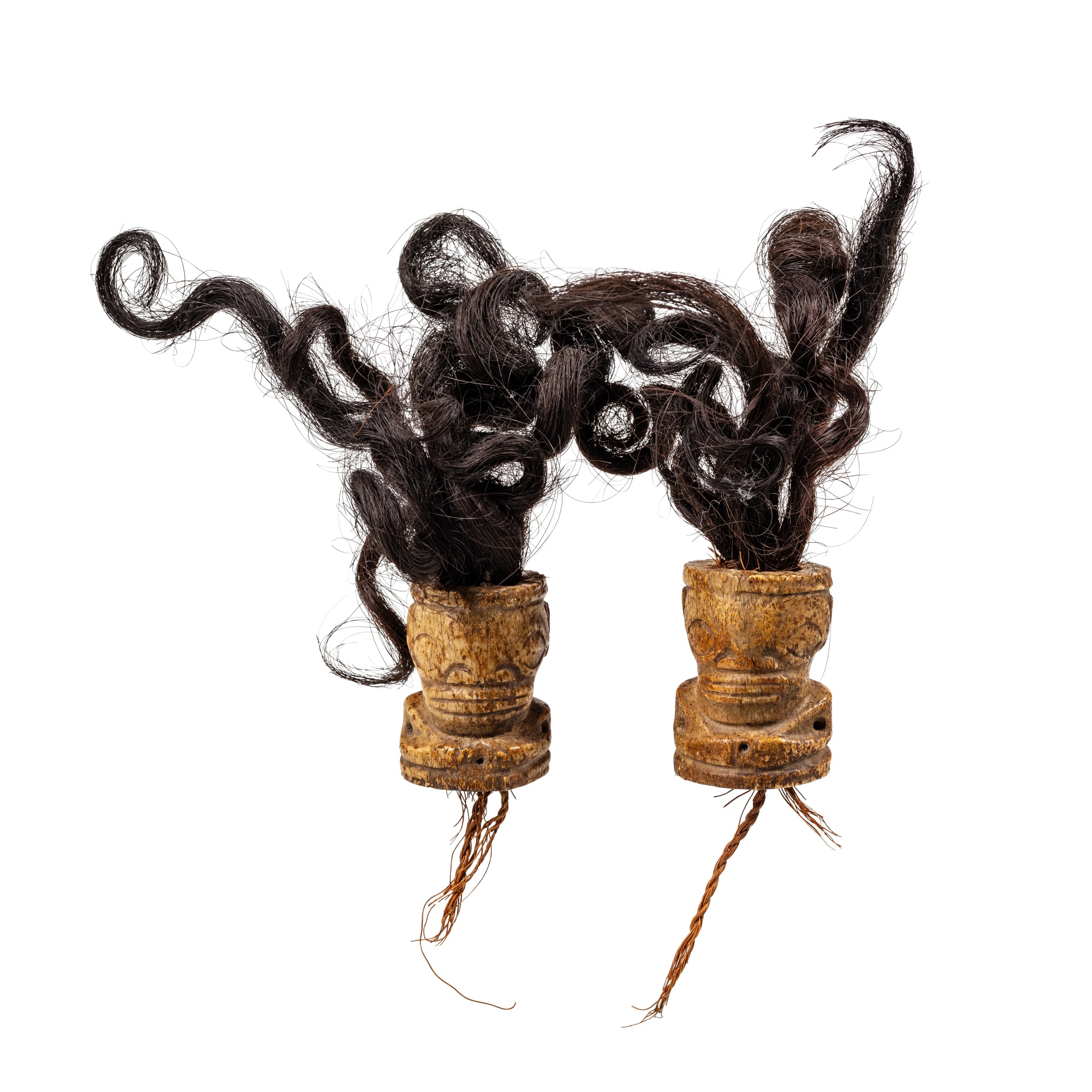 Deux charmes en os ivi po'o, Îles Marquises — Two ivi po'o bone Charms, Marquesas Islands