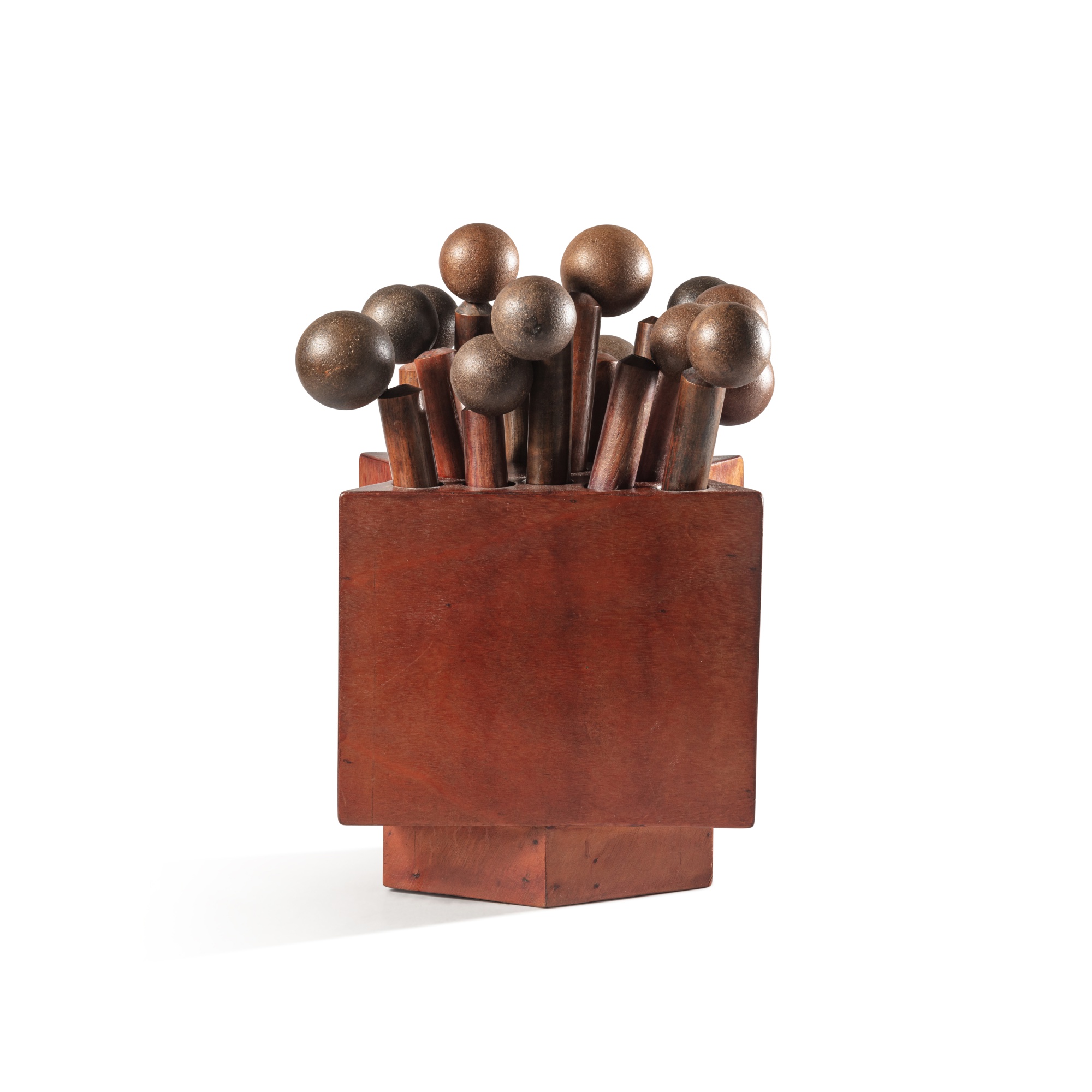 14 cylindres et 14 boules sur un socle