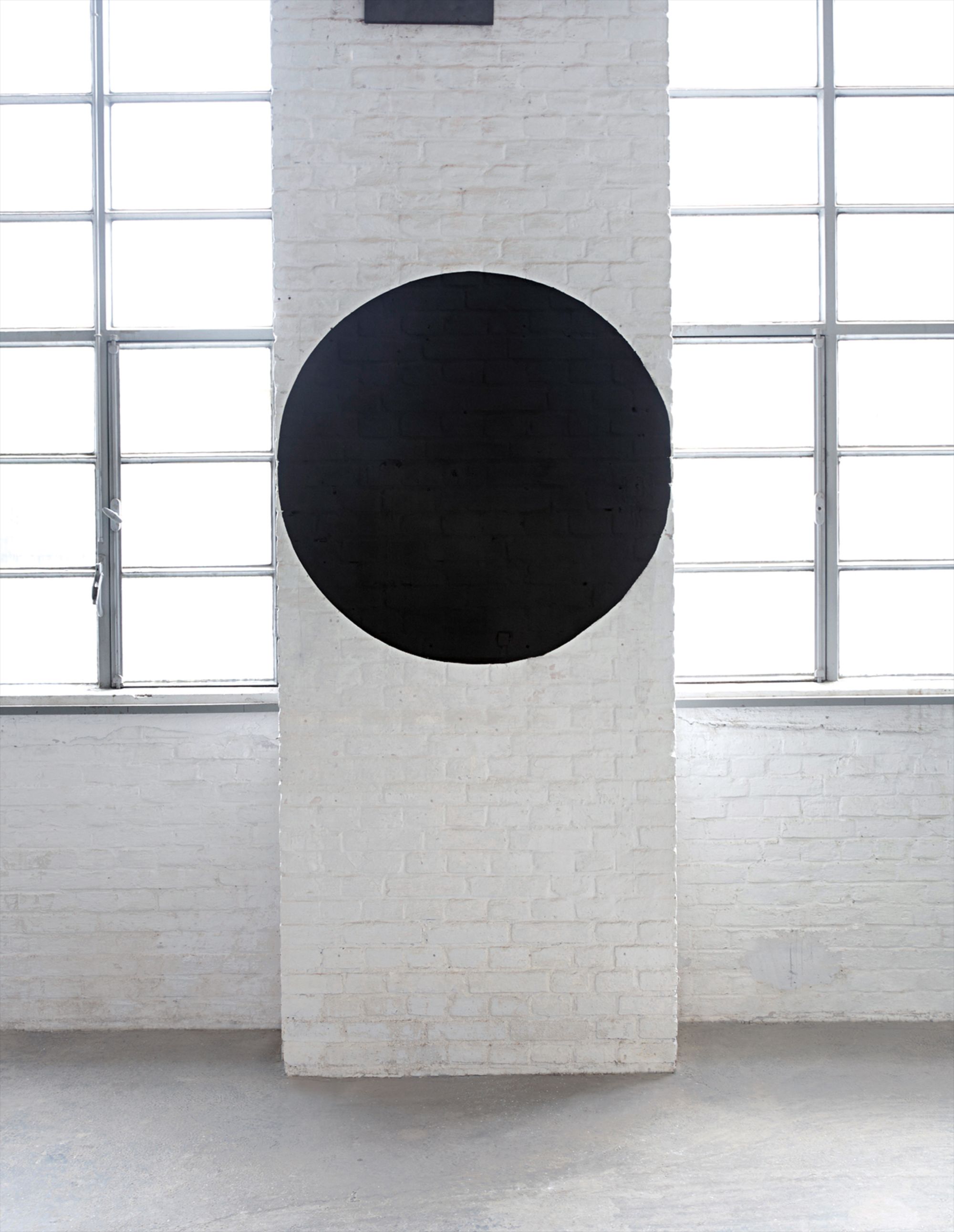 Gabriel Orozco — Un circulo tangente en el marco de la ventana