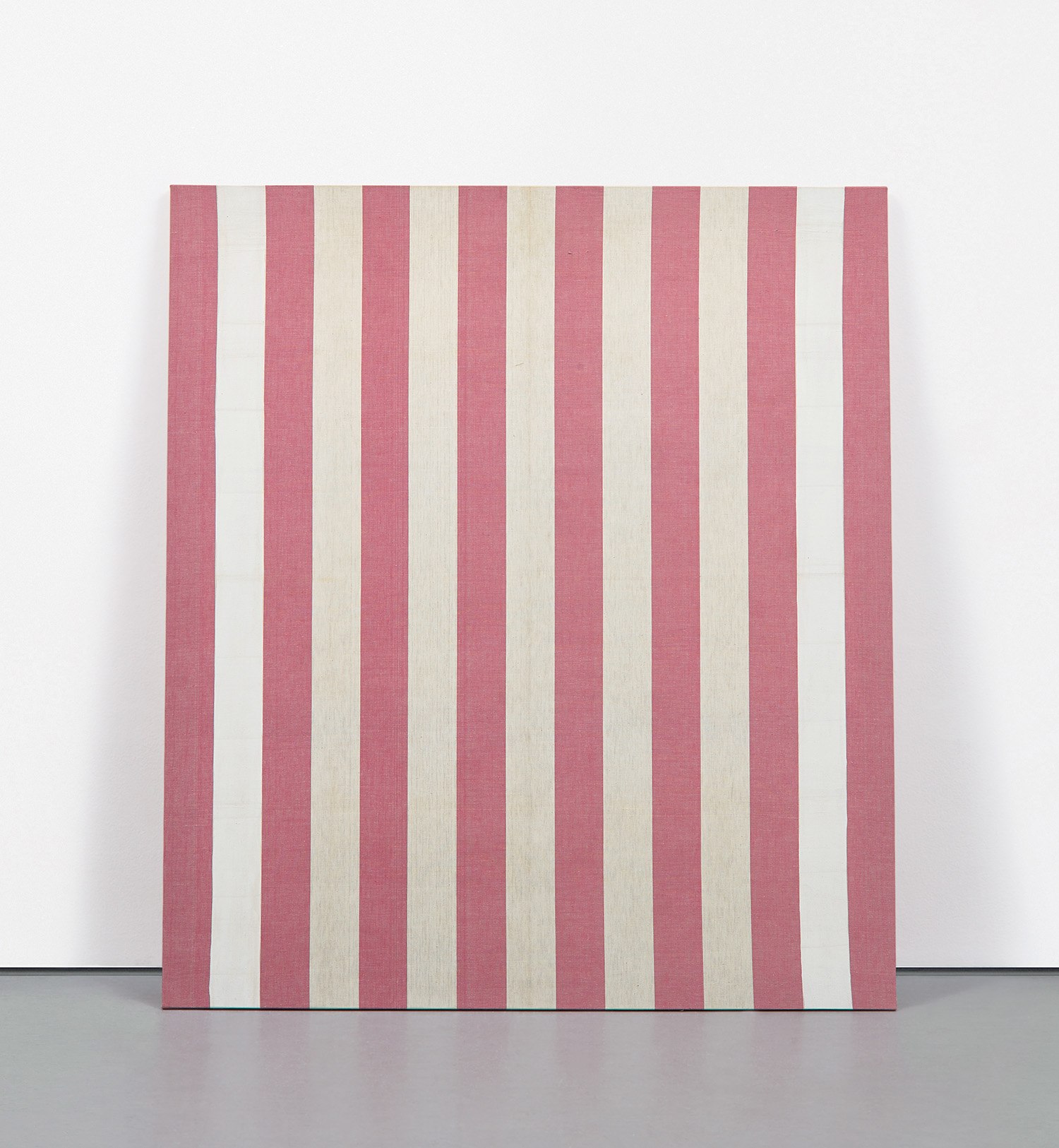 Daniel Buren — Peinture acrylique blanche sur tissu rayé blanc et rouge