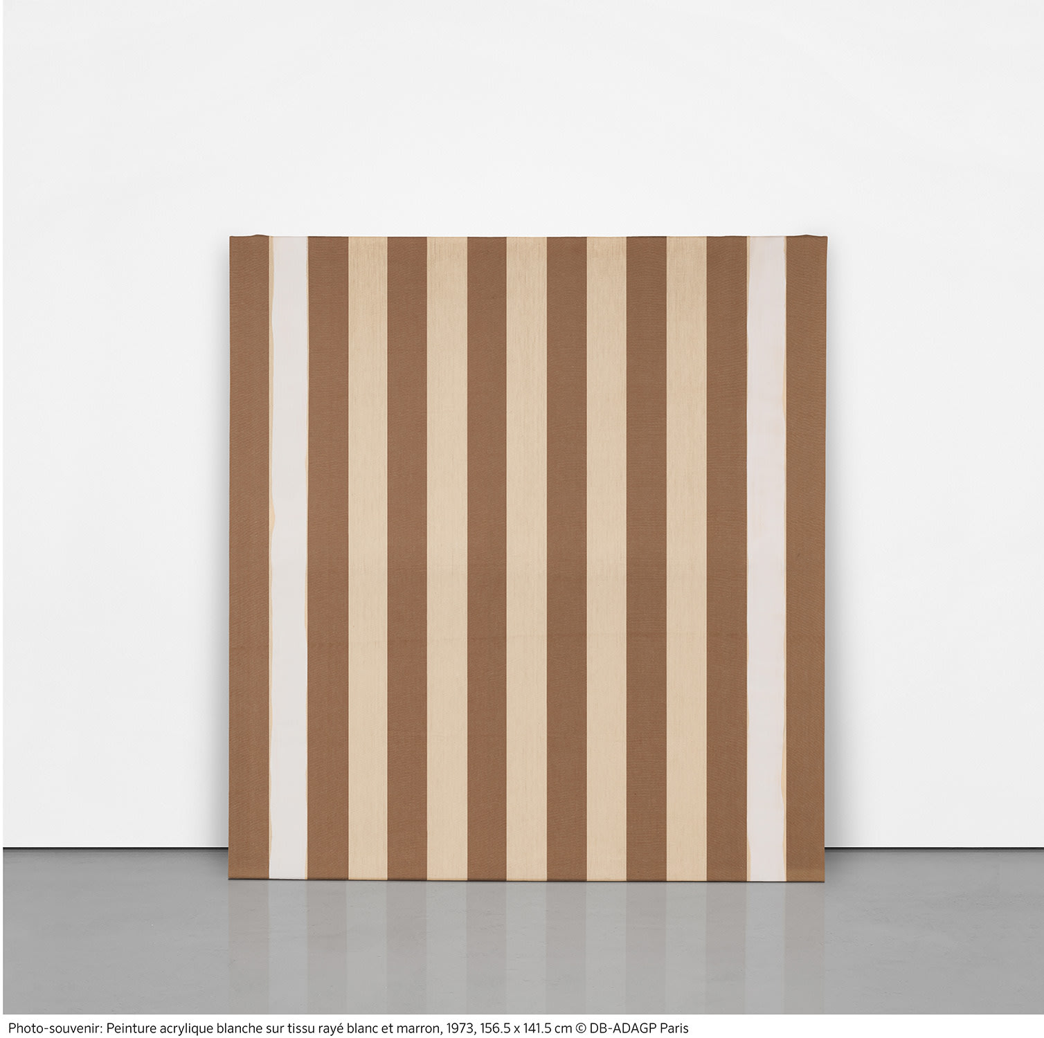 Peinture acrylique blanche sur tissu rayé blanc et marron