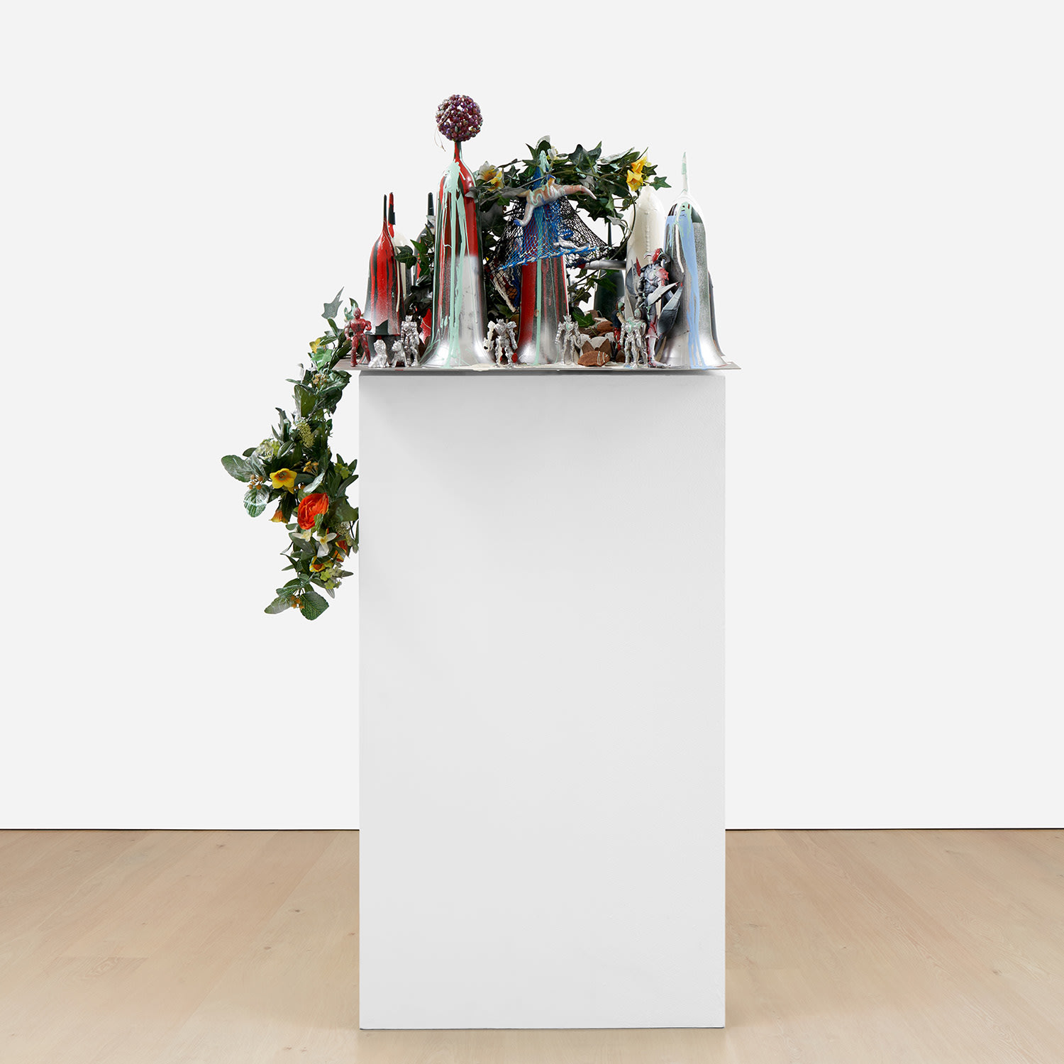 Isa Genzken — Empire/Vampire III