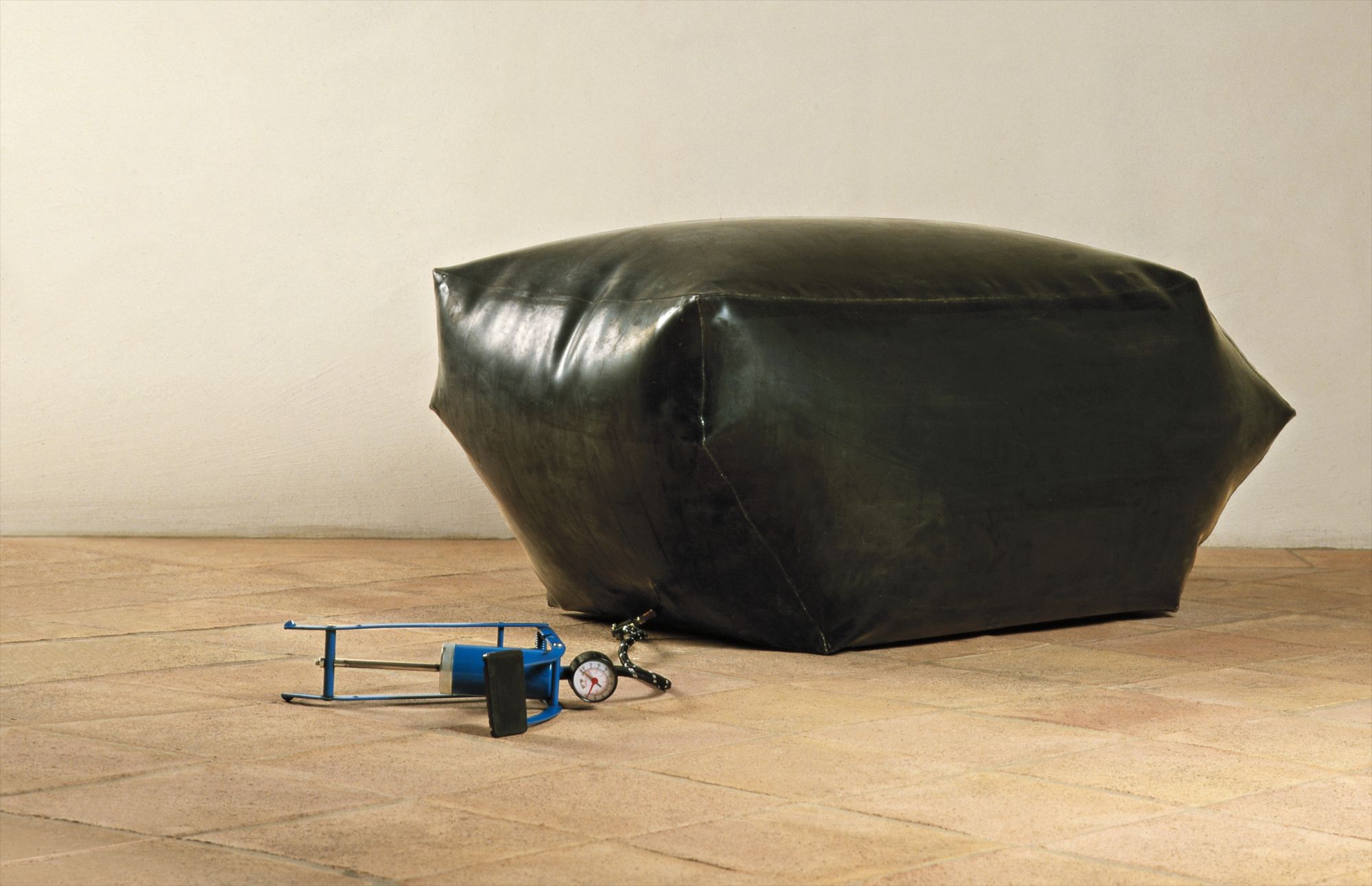 Martin Kippenberger — Aufblasbarer Minimüllcontainer