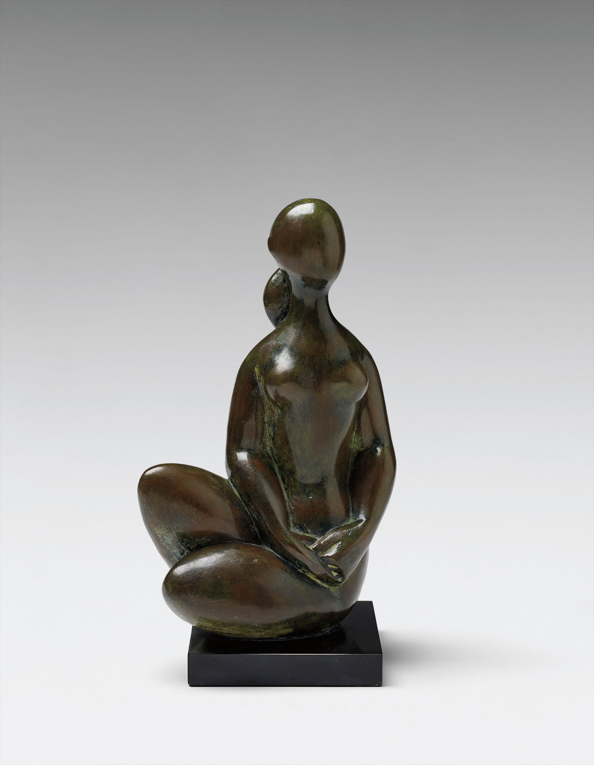 Sentada Manos Cruzadas