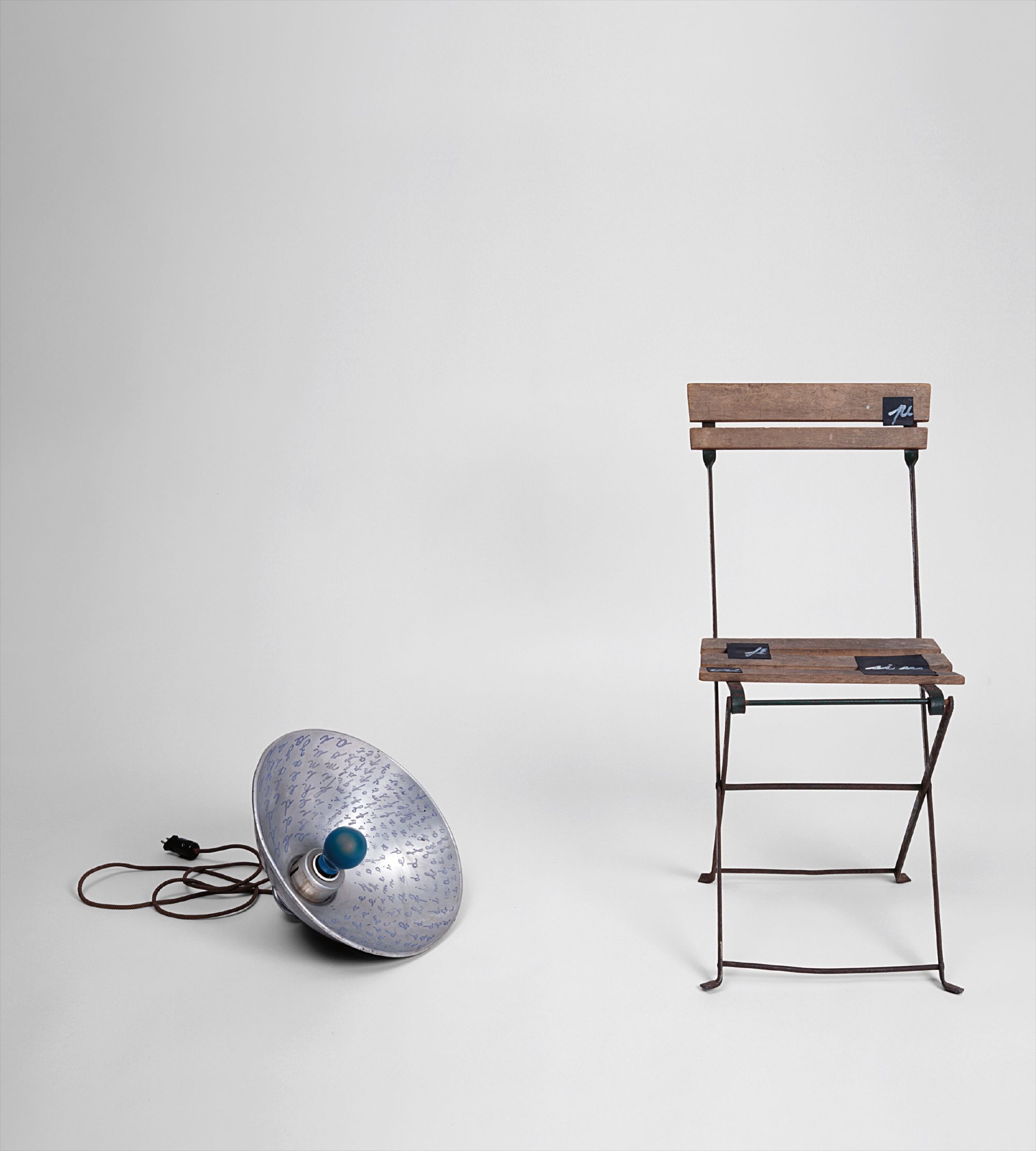 Marcel Broodthaers — Lampe Bleu et Chaise