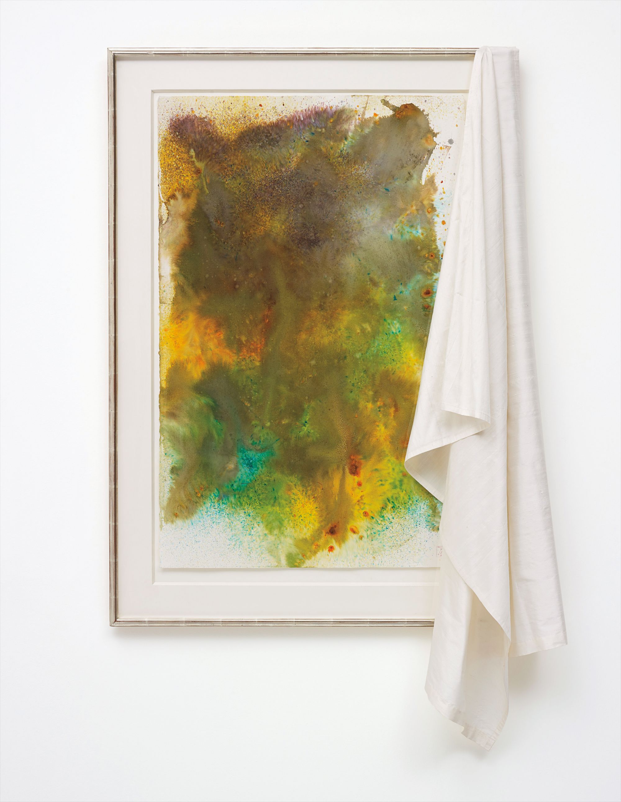 David Hammons’s art is complex to categorise: using resources that differ from the norm, he has experimented with materials such as wine, elephant dung, chicken bones and Kool-aid. The use of ‘low-grade’ materials can be understood in reference to Arte Povera, an acknowledged source for his inspiration, but also aim to explore the relationship between materials, images and their meaning.