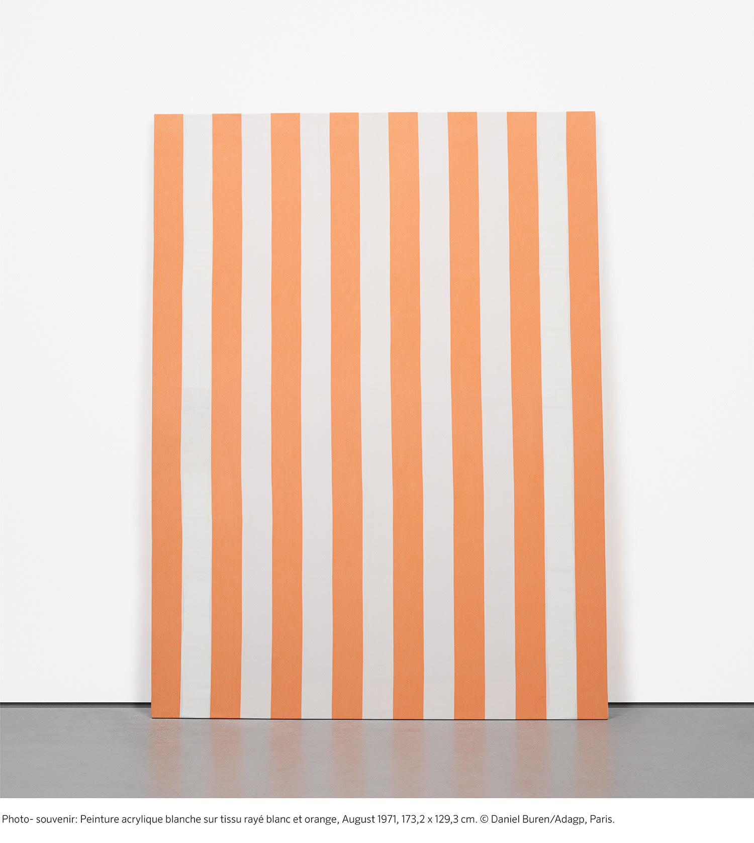 Peinture acrylique blanche sur tissu rayé blanc et orange