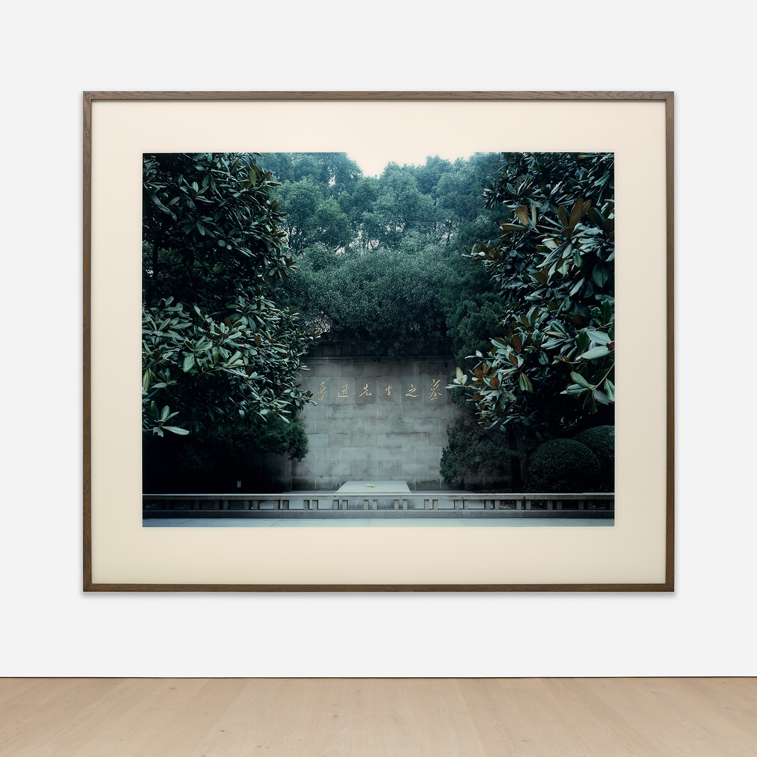 Thomas Struth — Grab von Lu Xun Shanghai, 1997