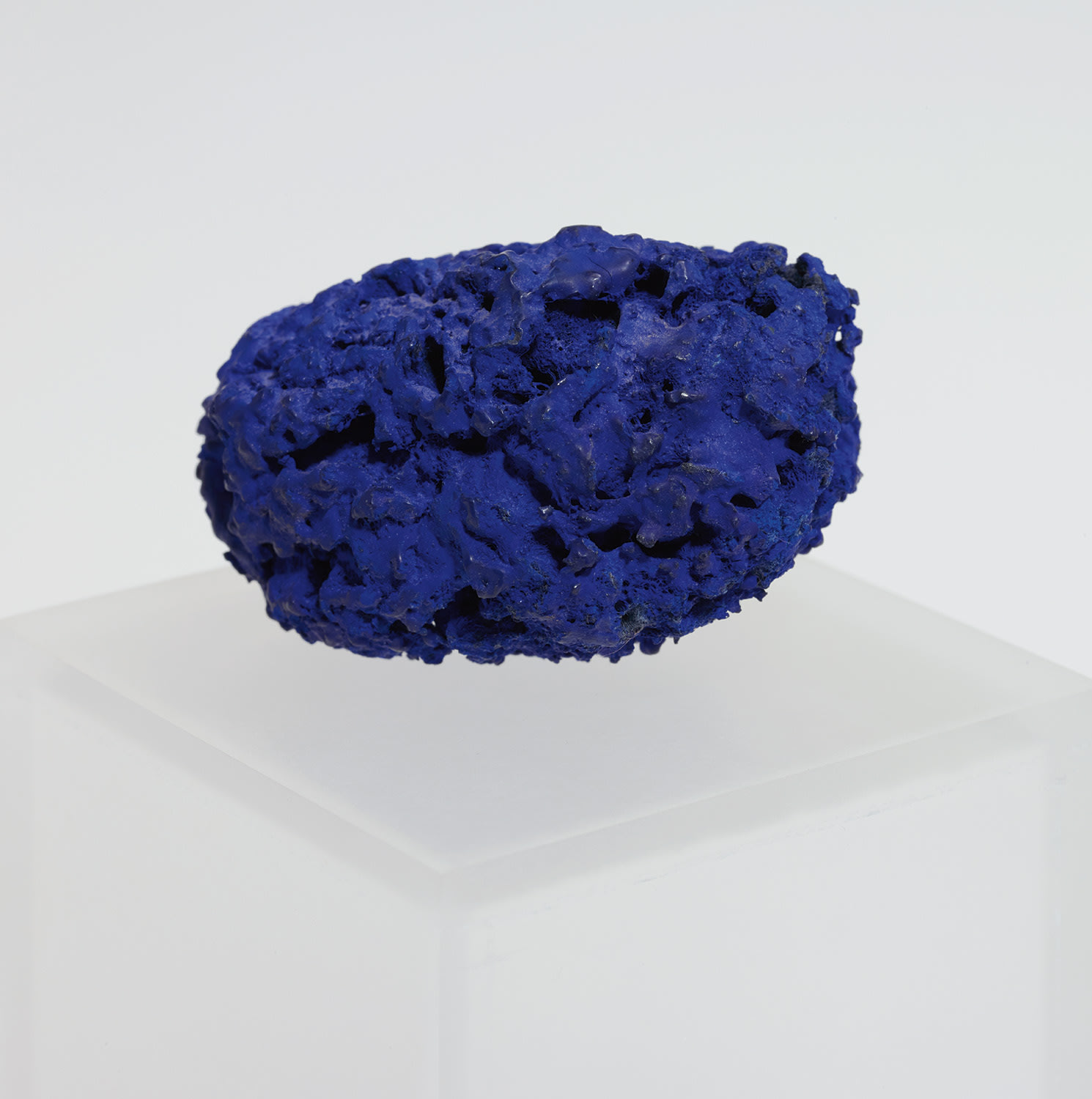 Yves Klein — Sculpture Éponge bleue sans titre (SE 281)